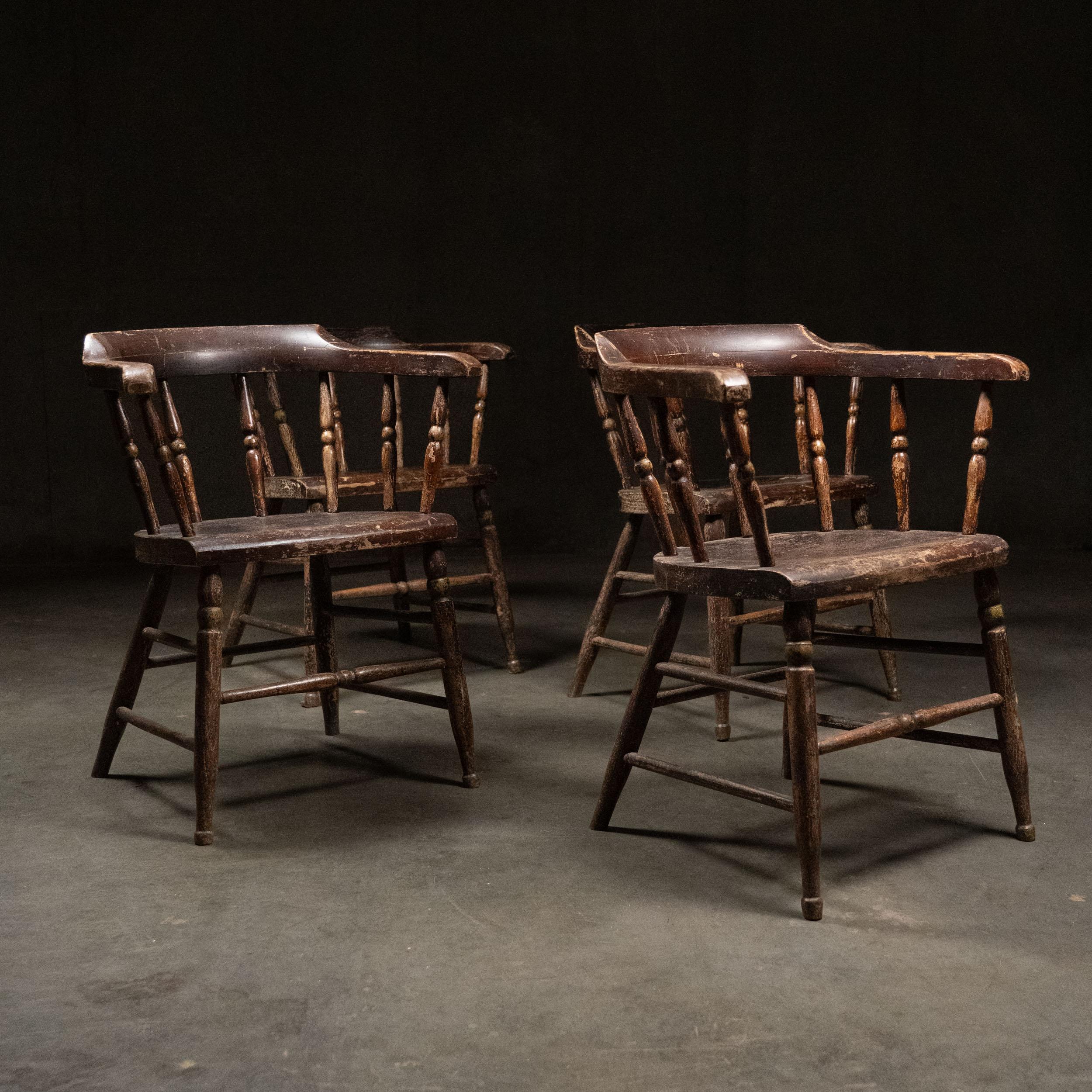 Ensemble de 16 chaises windsor en colarback avec peinture de surface d'origine ...récupérées il y a des années d'une loge des Odd Fellows.


les chaises sont serrées, très confortables et en bon état ...mieux vaut placer sur une palette pour