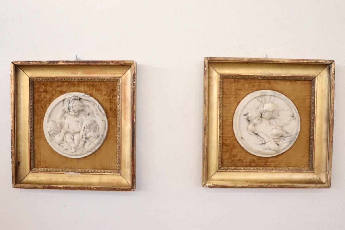 We present this beautiful pair of sculptural works of art dating back to the 19th century. A set of two medallions of classical style carved in white marble in bas-relief. Two scenes where children are in joyful play attitudes. Made with great care