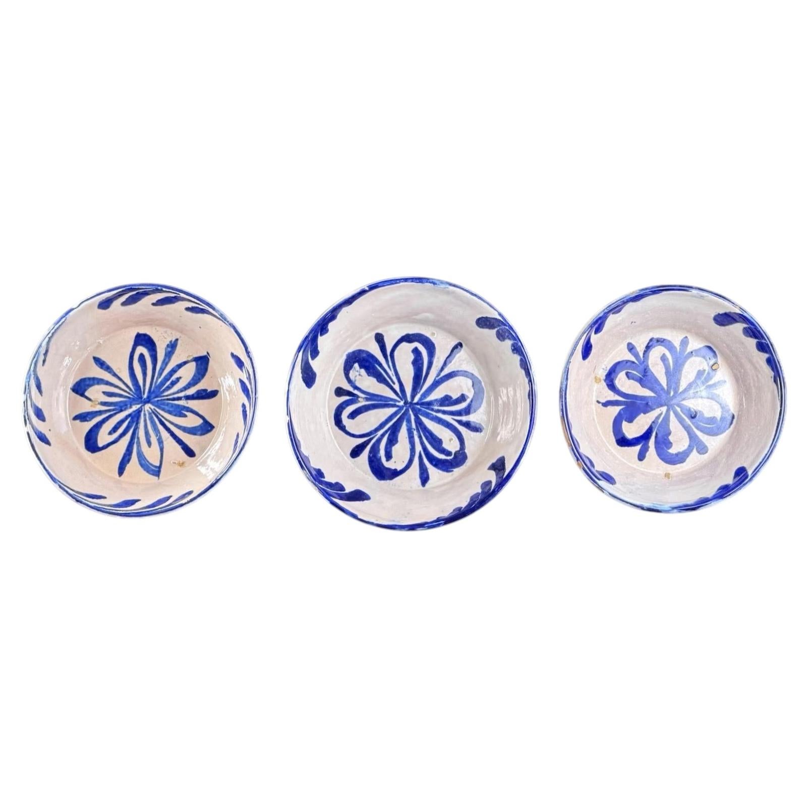 Siglo XIX, juego de 3 cuencos de Fajalauza de Granada, azules y blancos - Mayólica española en venta