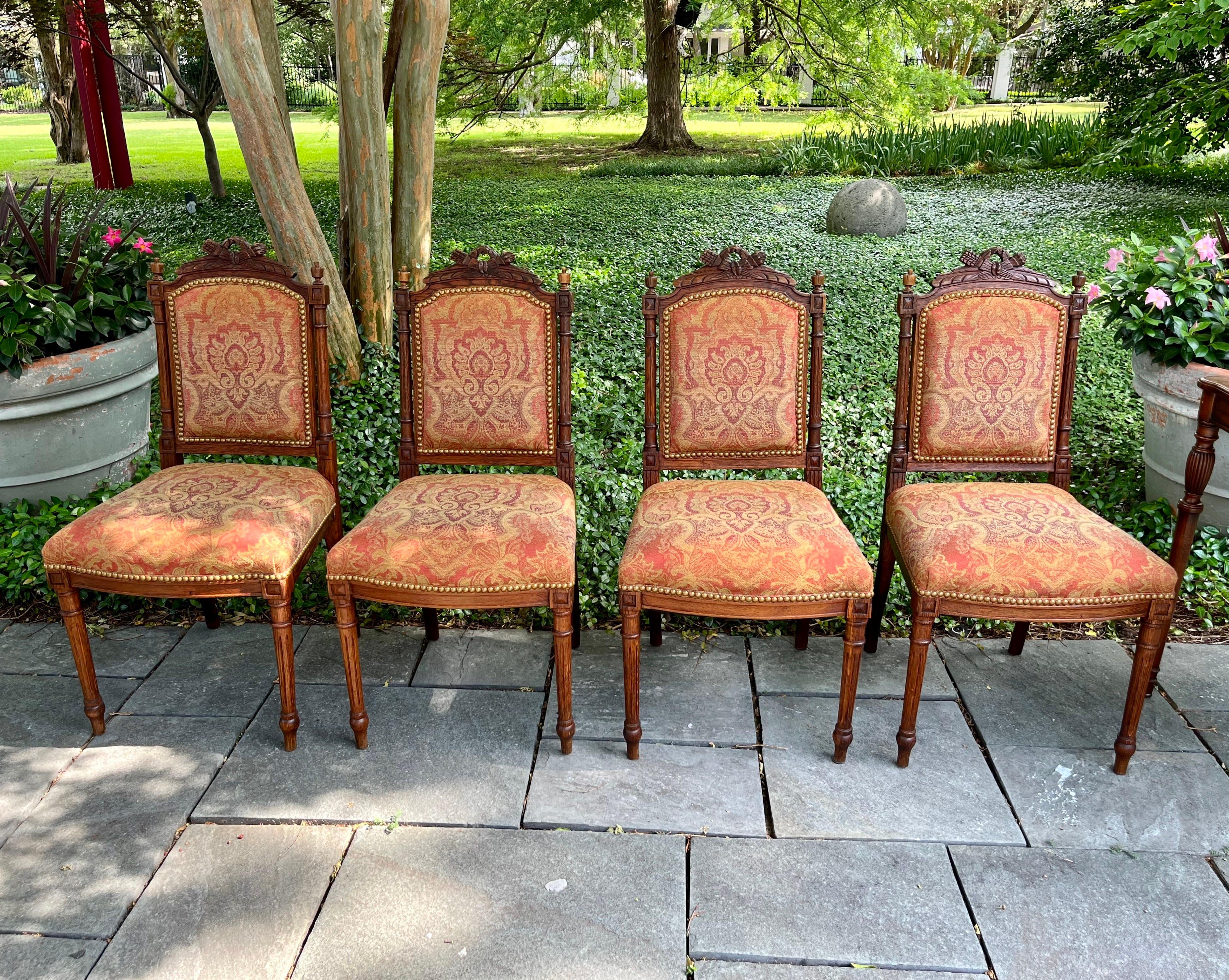 19th Century Set of 4 French Louis XVI Carved Walnut Chairs and Game Table In Good Condition In Dallas, TX