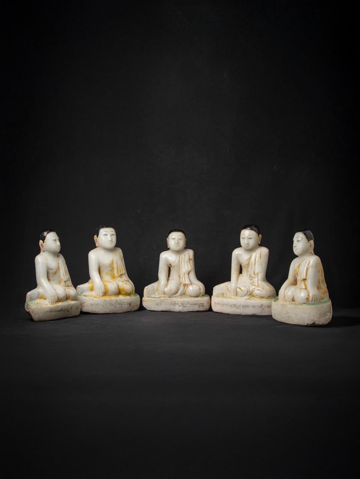 Questo set di 5 antiche statue di monaci birmani è una notevole collezione del XIX secolo proveniente dalla Birmania (Myanmar), realizzata in stile Mandalay. Realizzata in marmo, ogni statua misura circa 34,5 cm di altezza, 28 cm di larghezza e 19