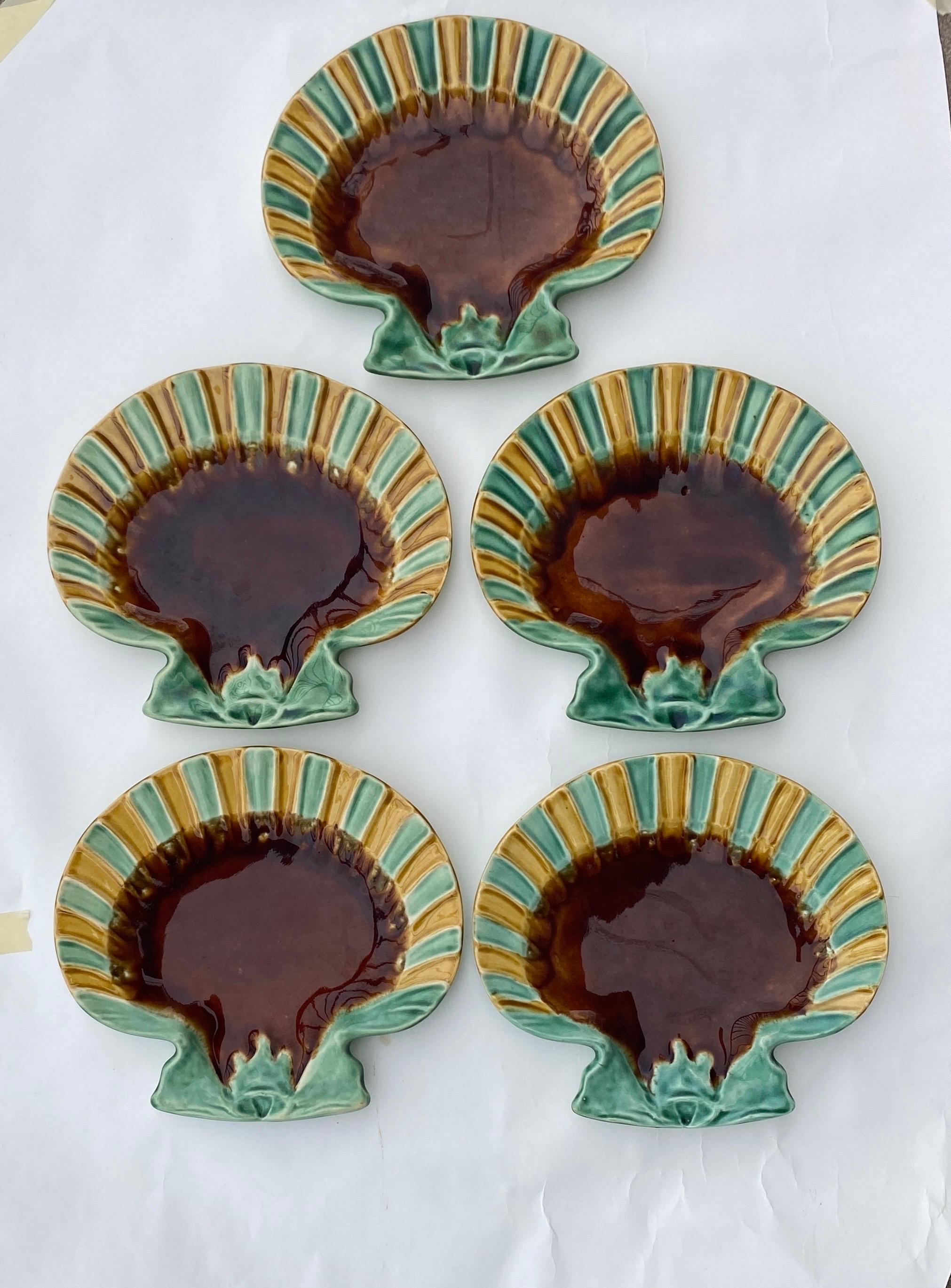 Très rare ensemble de 5 assiettes françaises en forme de coquille signées Choisy Le Roi vers 1890.
