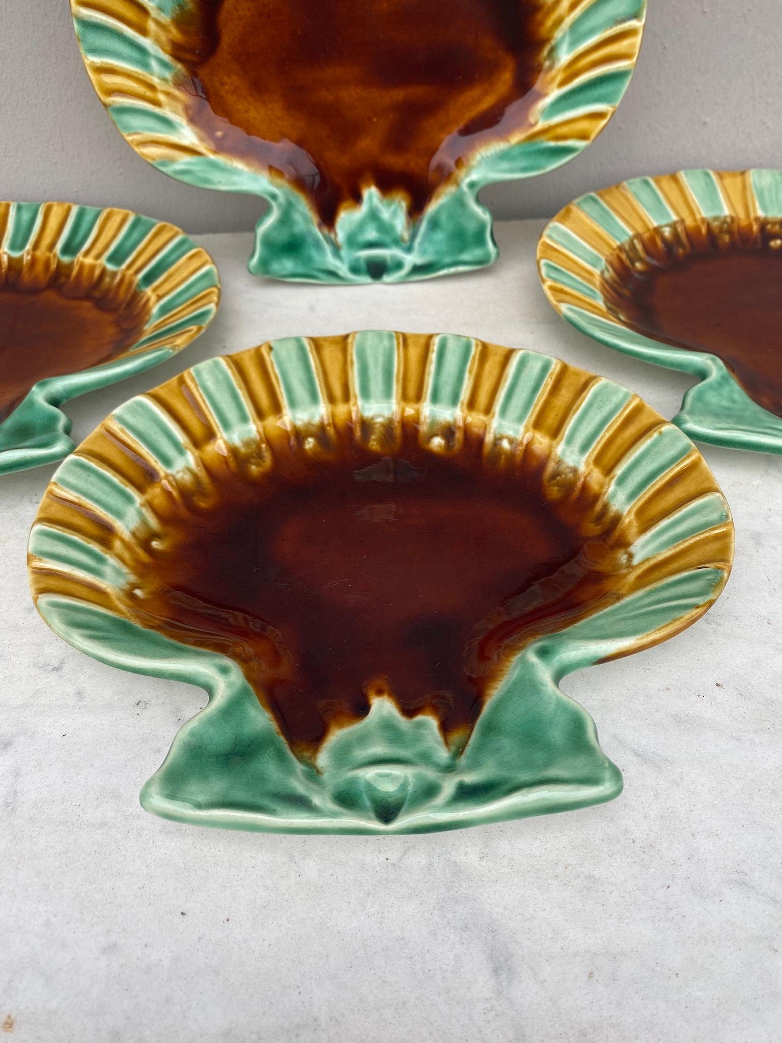 19th Century Set of 5 French Majolica Shell Plates Choisy Le Roi In Good Condition For Sale In Austin, TX
