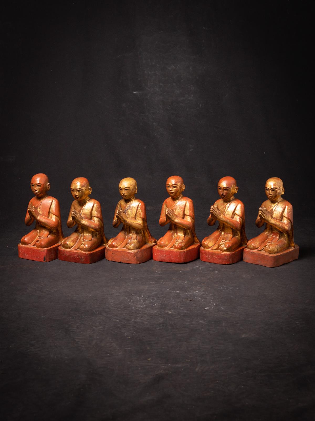 19th century set of 6 antique wooden Burmese Monk statues in Namaskara Mudra In Good Condition For Sale In DEVENTER, NL