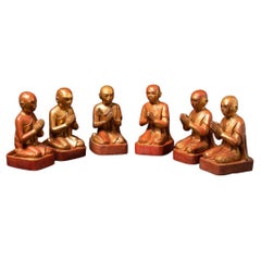 Ensemble de 6 statues anciennes de moines birmans en bois du 19ème siècle en Namaskara Mudra