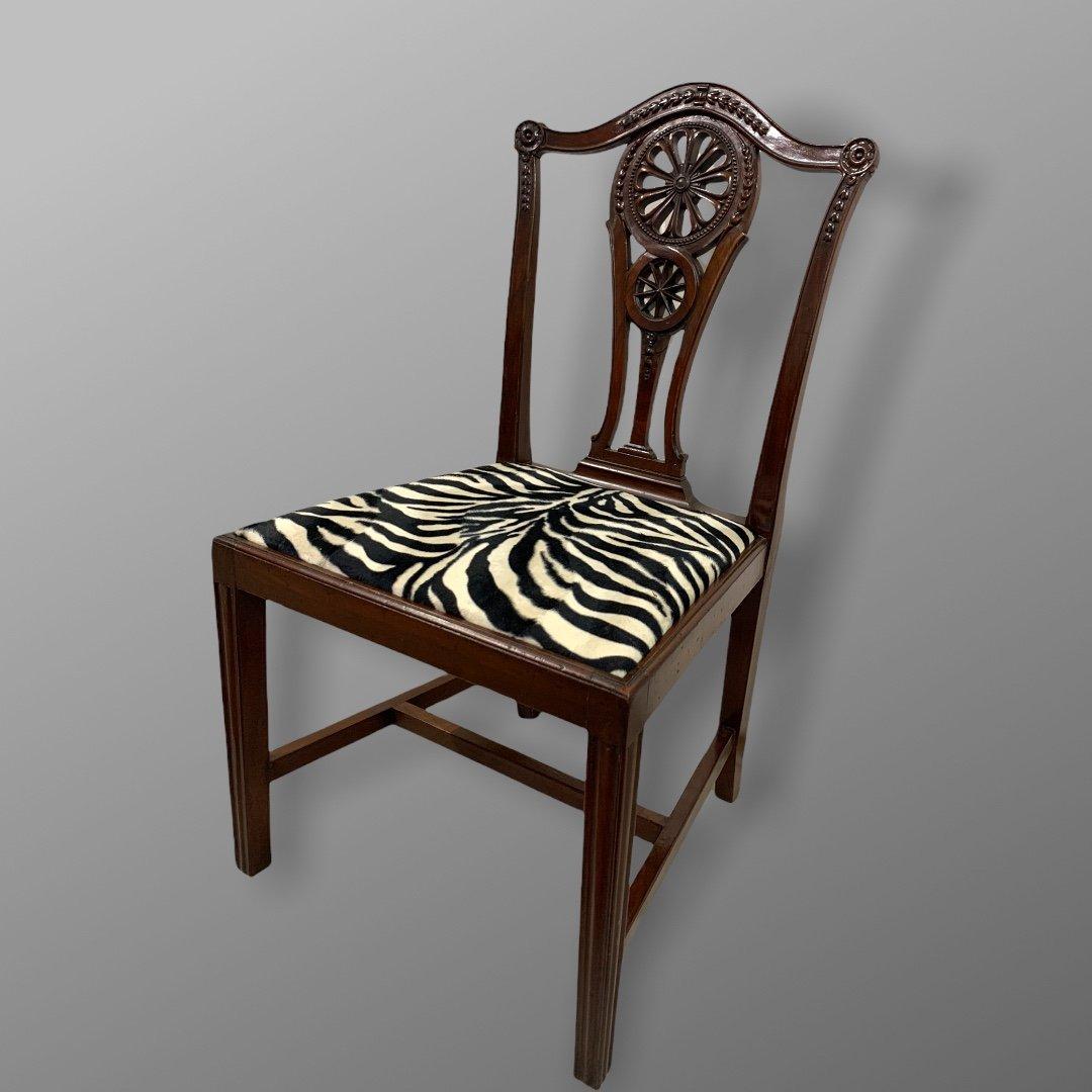 Nous vous présentons ce magnifique ensemble de six chaises en acajou sculpté, réalisées par la célèbre Maison Krieger à Paris. Chaque chaise est ornée d'une plaque 