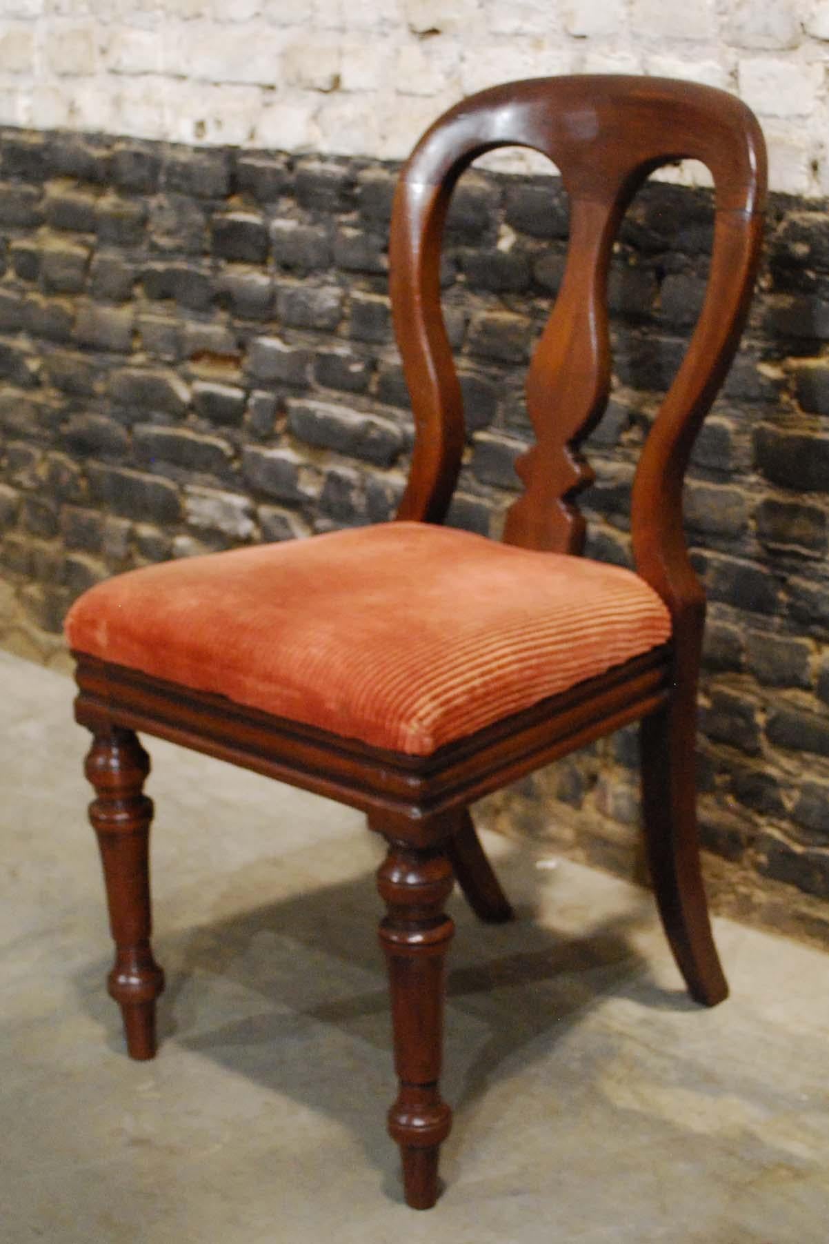 Polished 19th Century Set of 6 English Victorian Mahogany Dining Chairs by James Reilly For Sale