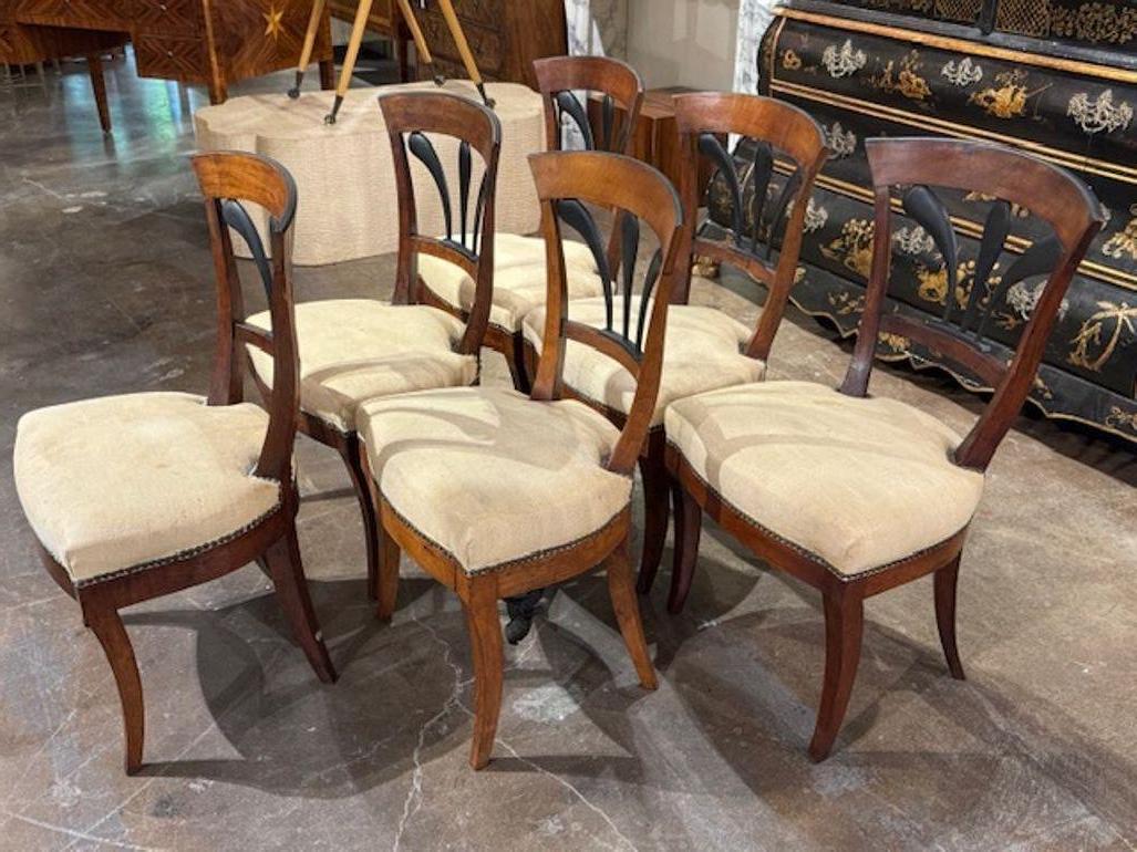 Il prodotto è un set di 6 sedie da pranzo Biedermeier in noce tedesco, progettate in stile classico. Aggiungono un tocco di eleganza e charme a qualsiasi sala da pranzo. Realizzate in legno di noce di alta qualità, queste sedie sono resistenti ed
