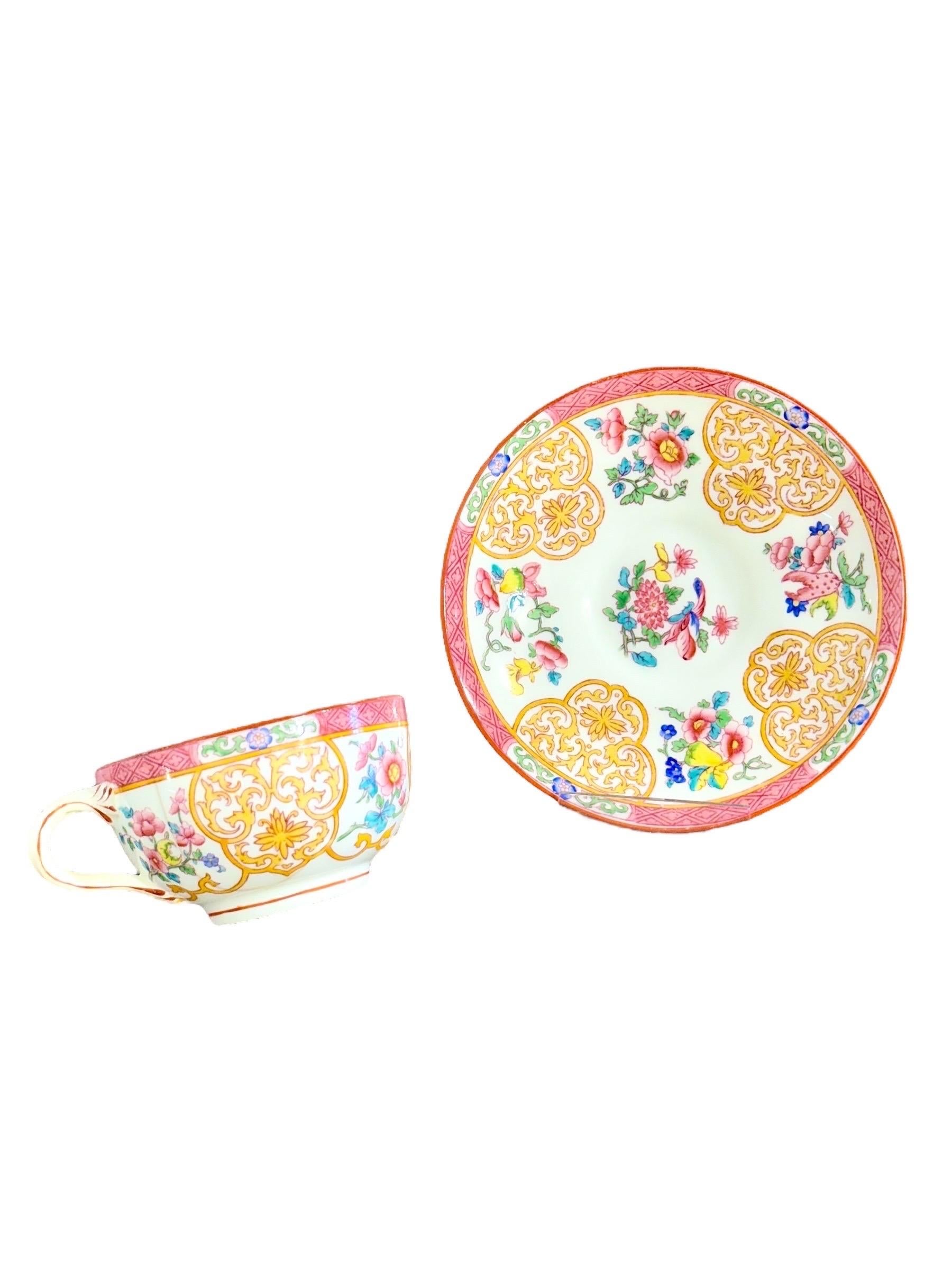 Dieses charmante Set besteht aus sieben fein dekorierten Teetassen mit passenden Untertassen, von denen sechs mit Minton signiert sind, einem der berühmtesten englischen Porzellanhersteller des 19. und frühen 20. Die siebte Tasse ist zwar