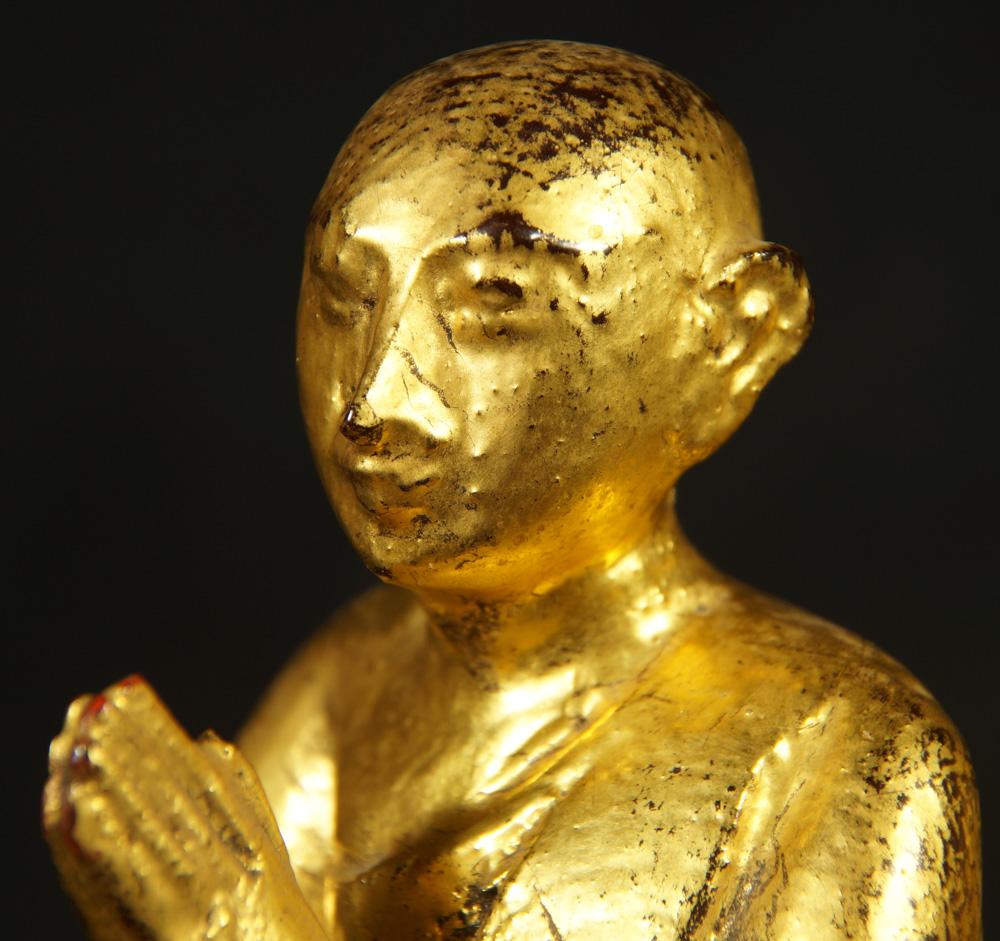 Cet ensemble de statues de moines antiques est une rare collection du XIXe siècle provenant de Birmanie (Myanmar), réalisée dans le style traditionnel de Mandalay. Chaque statue, fabriquée en bois et dorée à l'or fin, mesure 18 cm de haut, 8 cm de