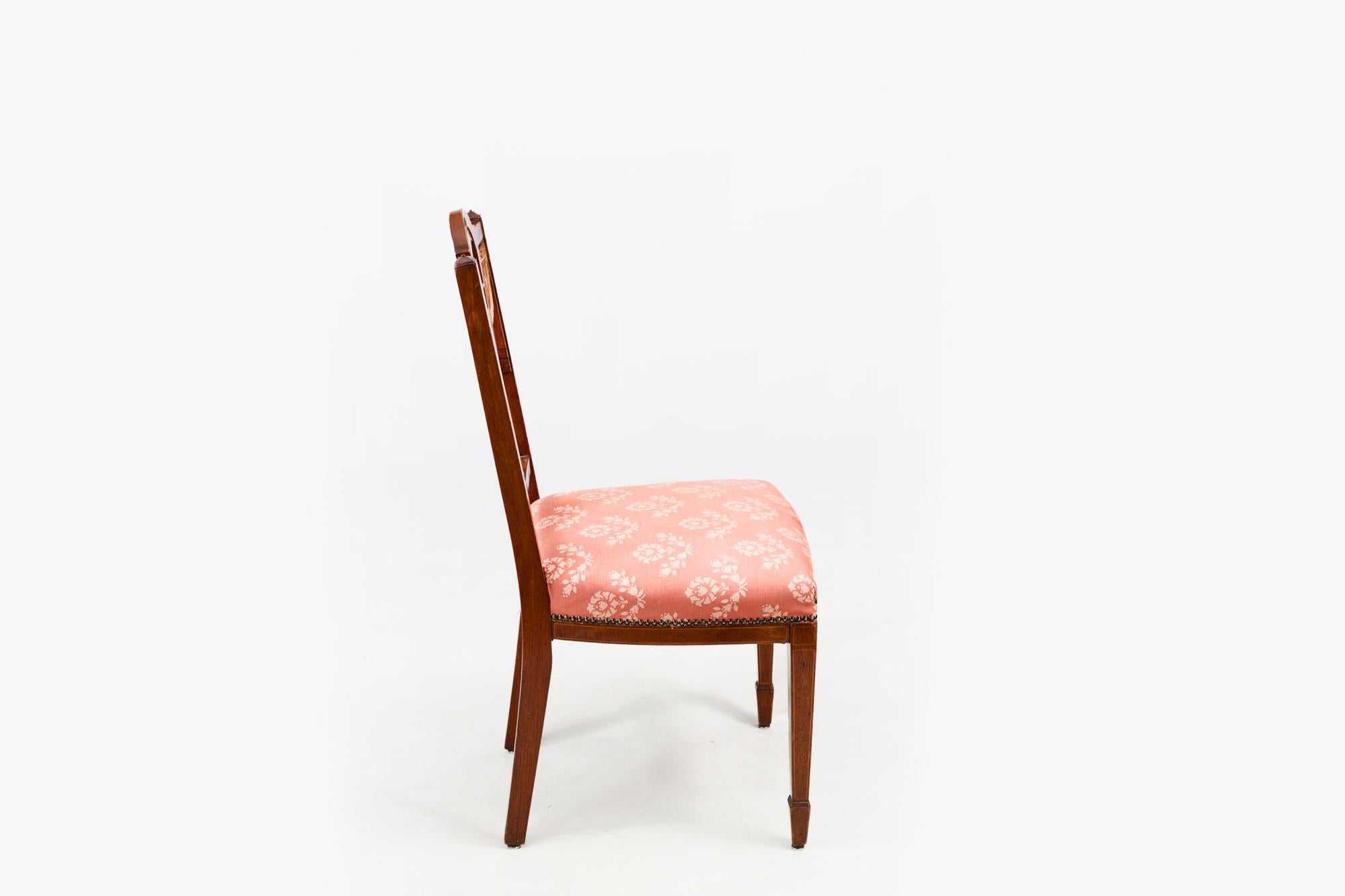Ensemble de huit chaises de salle à manger du XIXe siècle en acajou et en bois de satin, avec des incrustations de boîtes en bois de satin sur l'ensemble du dossier et des marqueteries d'éventails, de guirlandes et de fleurs en traîne. 