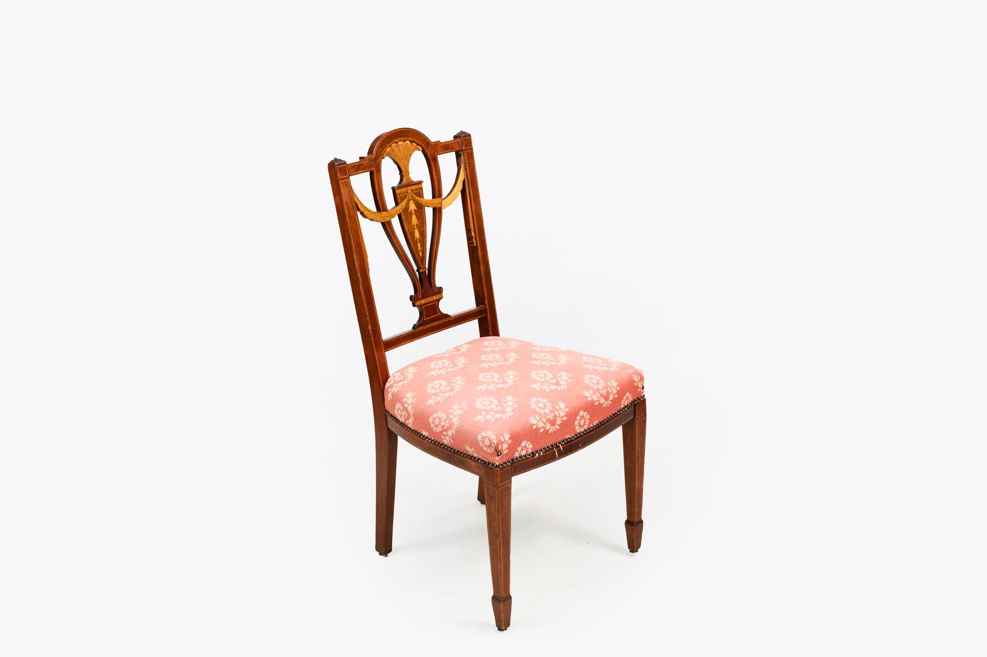Européen Ensemble de huit chaises de salle à manger en acajou et bois satiné du 19e siècle en vente