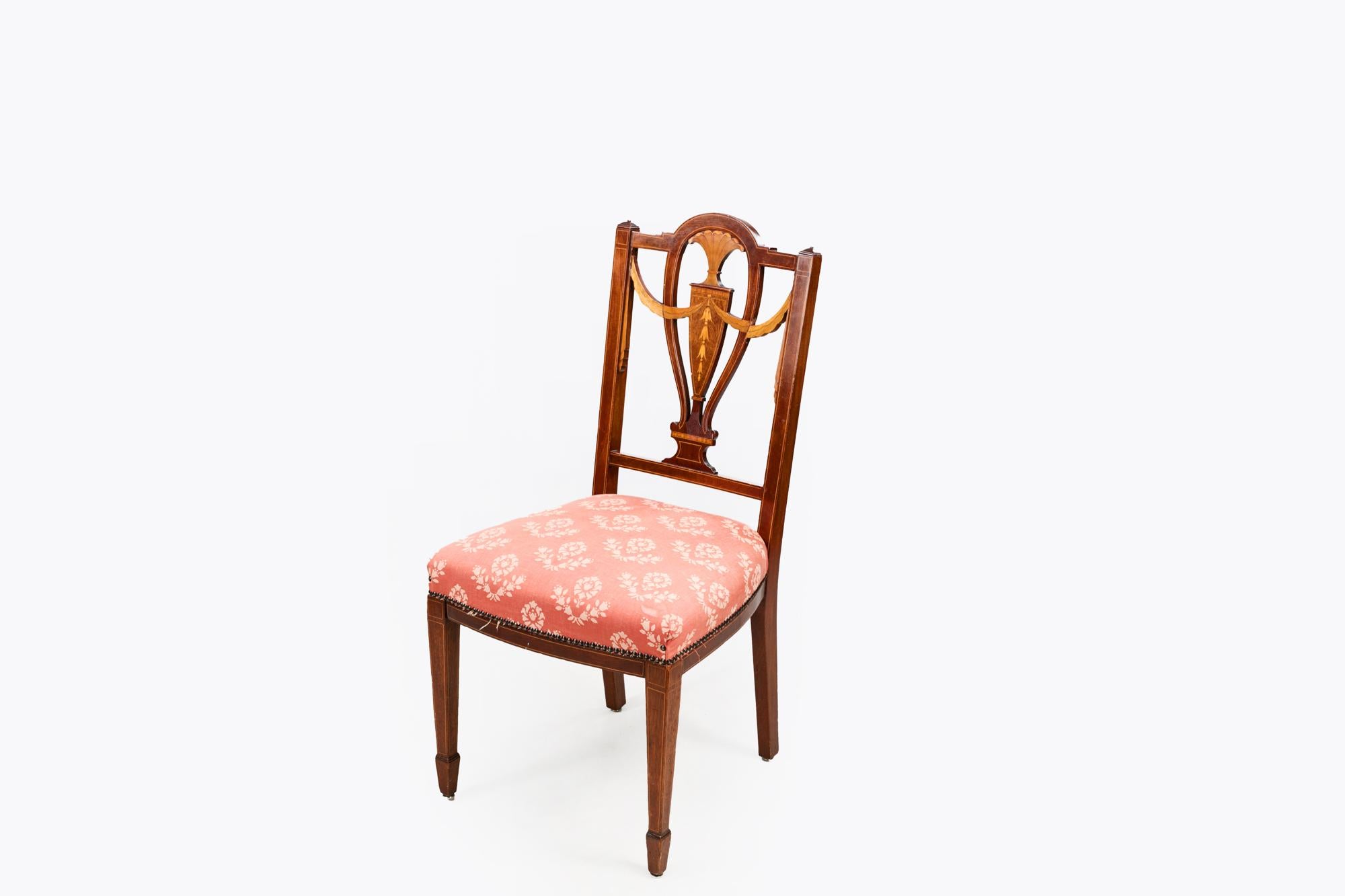 Marqueterie Ensemble de huit chaises de salle à manger en acajou et bois satiné du 19e siècle en vente