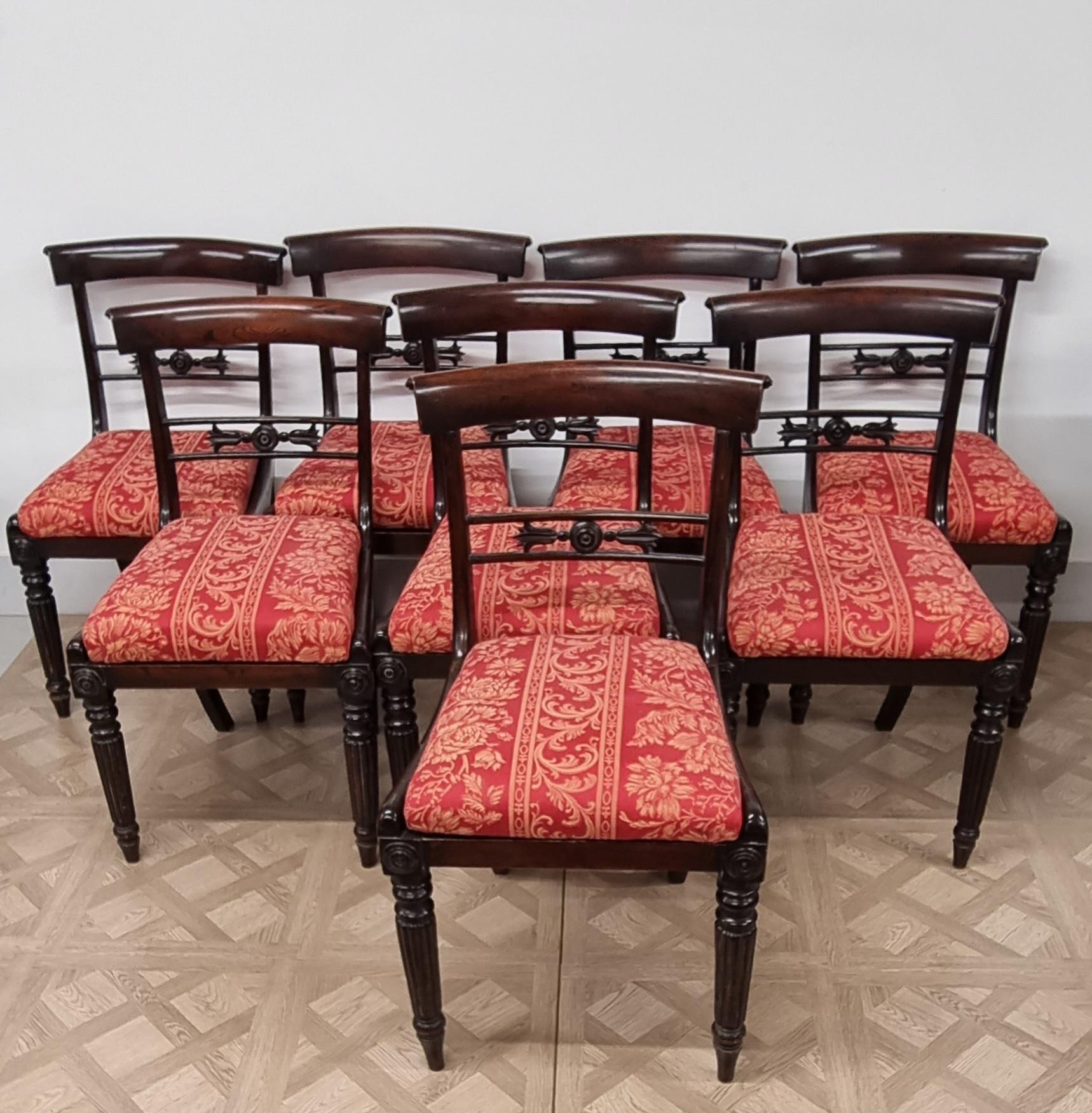 Ensemble de huit chaises de salle à manger en bois de rose d'époque William IV, datant des années 1830, présentant des dossiers et des traverses centrales élégamment sculptés, mettant en valeur des détails complexes typiques de l'époque. Ils sont
