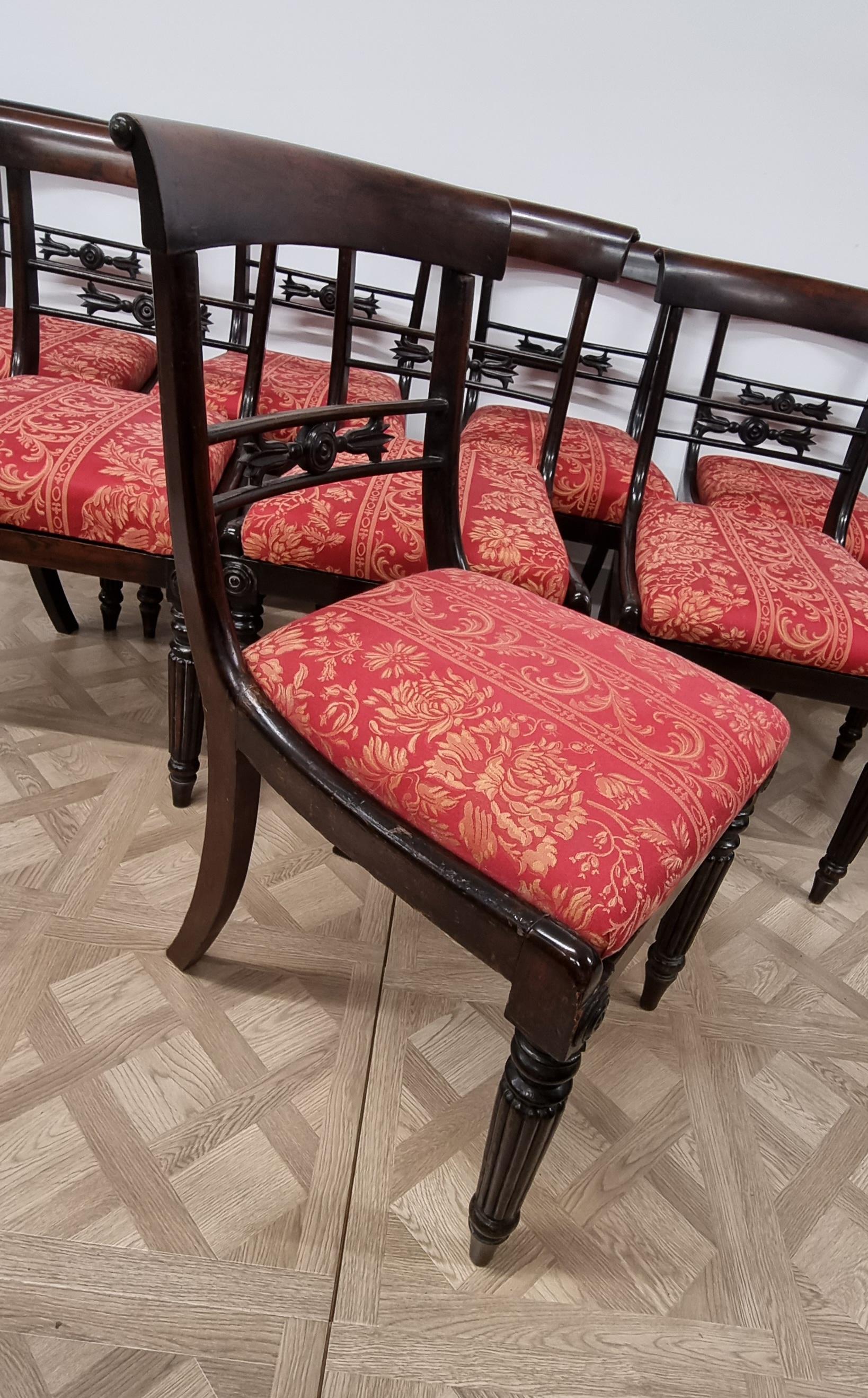 Sculpté Ensemble de huit chaises de salle à manger en bois de rose d'époque William IV, 19e siècle en vente
