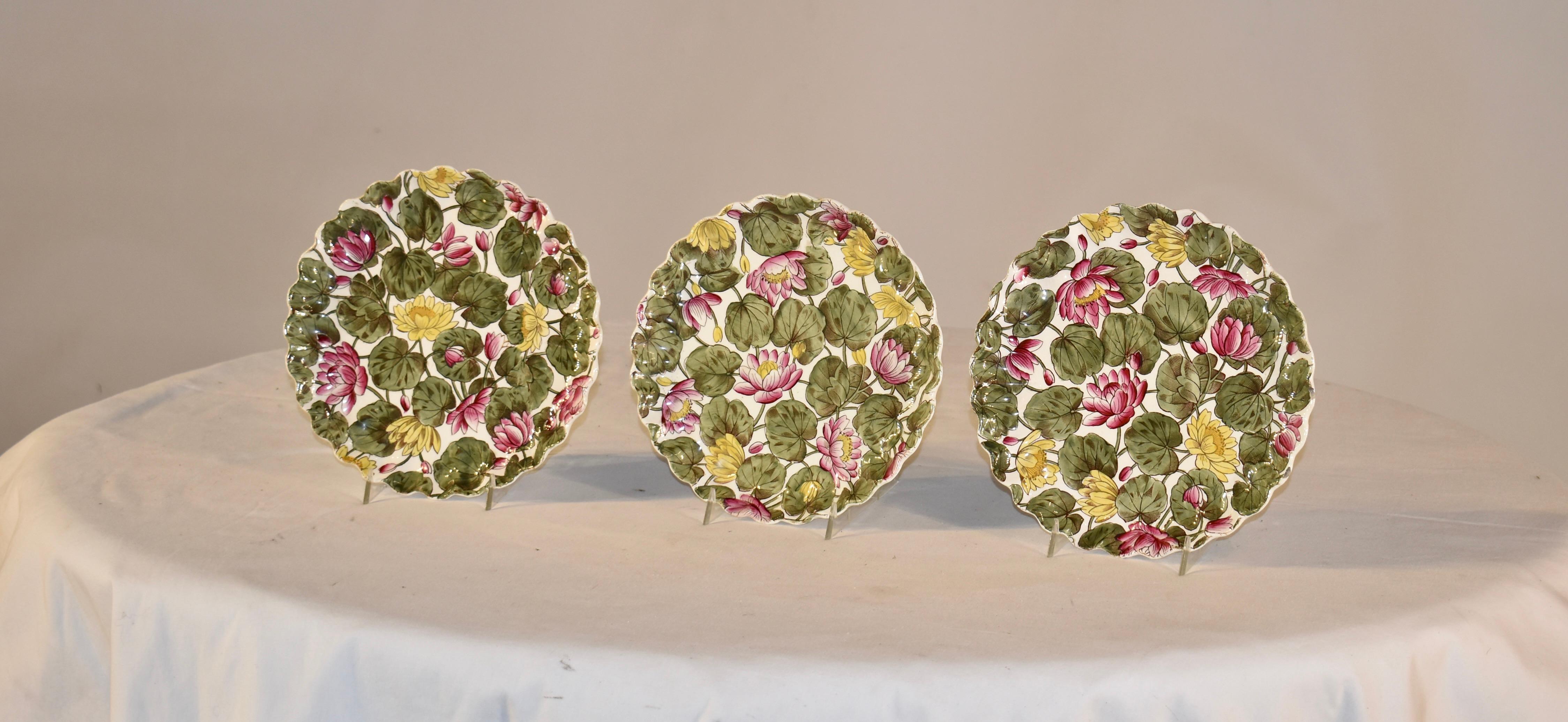 Juego de tres platos de porcelana del siglo XIX, decorados con transferencia coloreada a mano en un maravilloso dibujo de nenúfares. Los platos están moldeados con bordes festoneados para añadir interés al diseño.