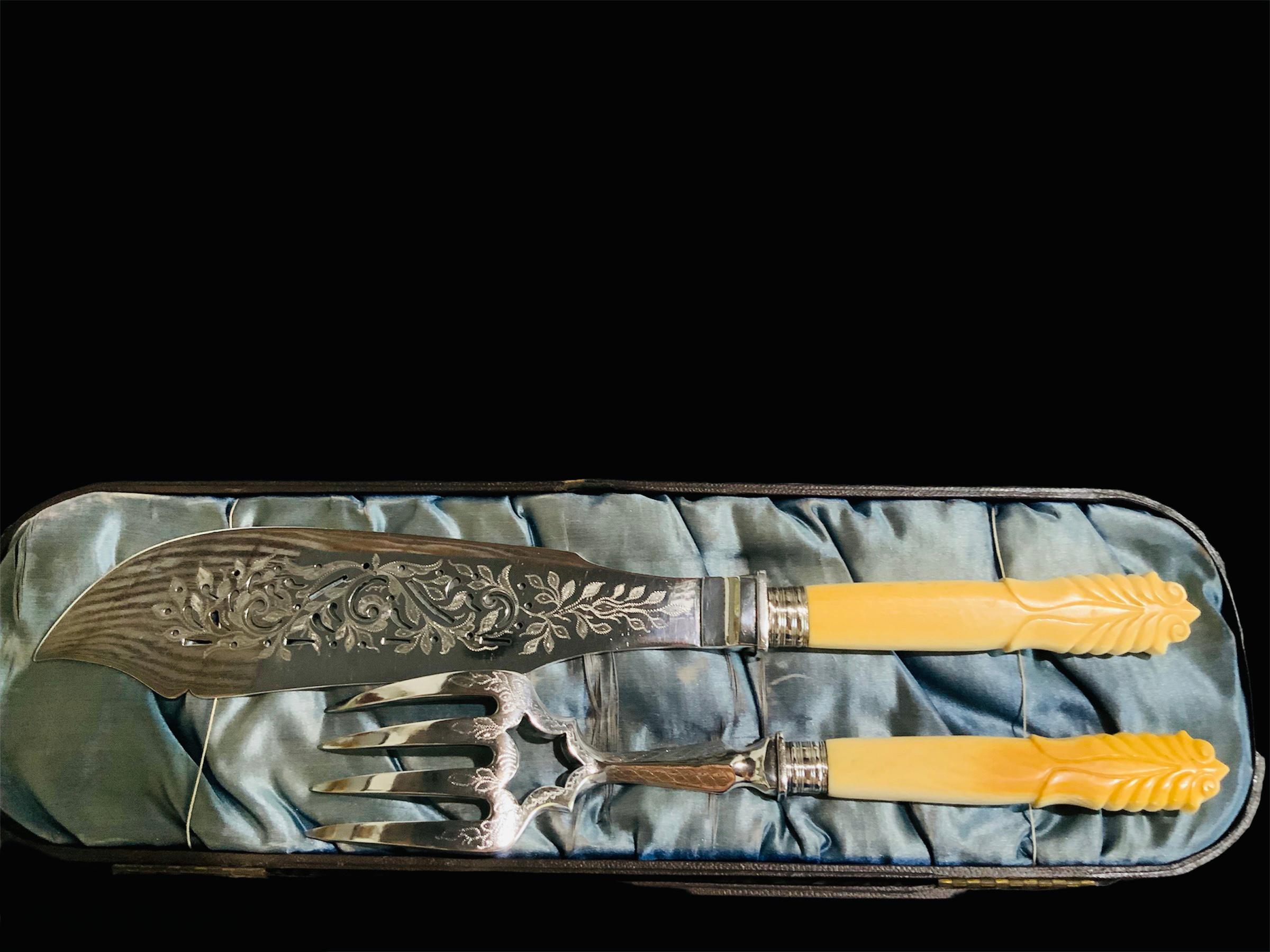 Gravé Ensemble de fourchettes et de couteaux de pêche du 19ème siècle en vente