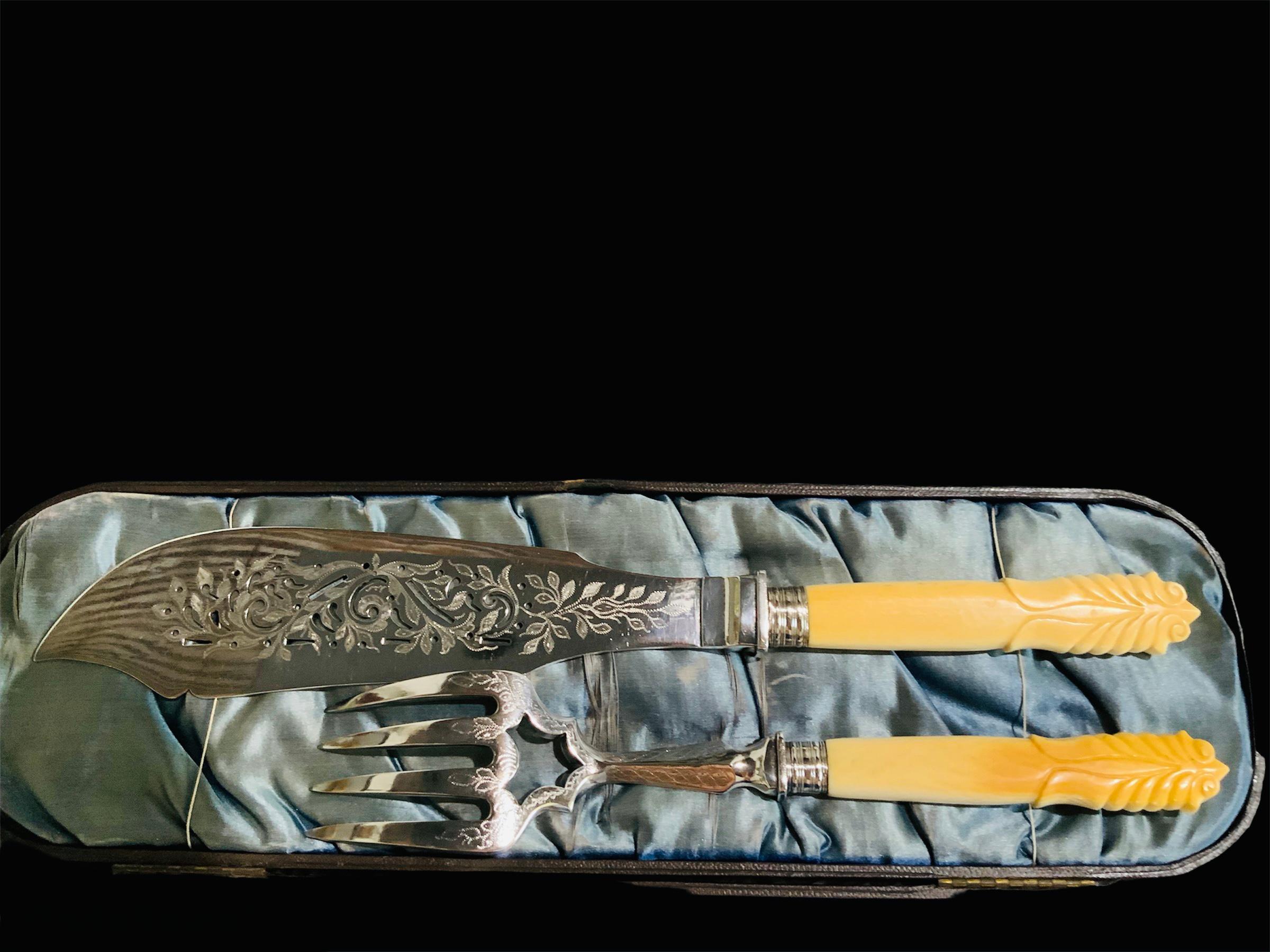 Set aus Fischgabel und Messer aus dem 19. Jahrhundert (Graviert) im Angebot