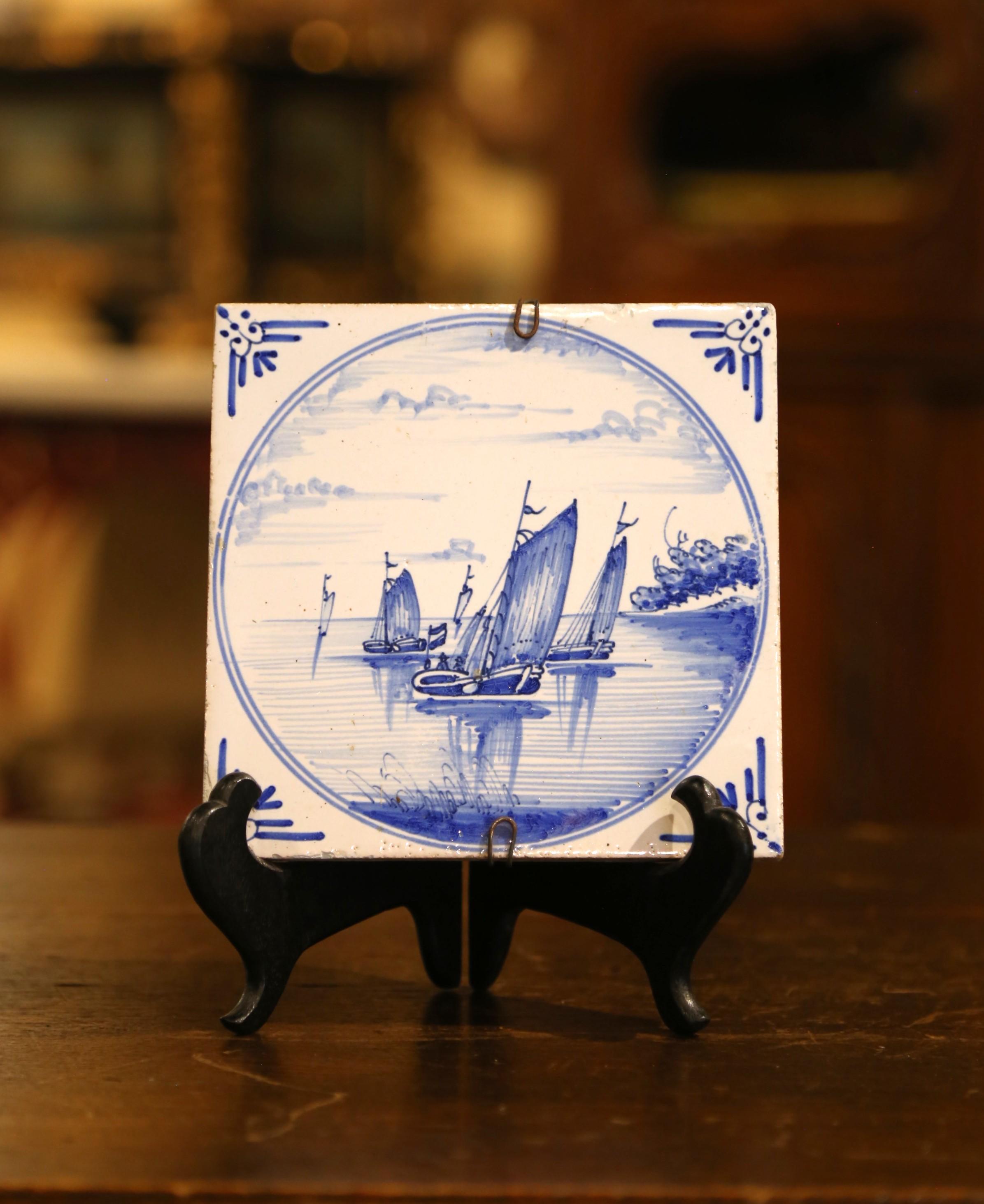 19. Jahrhundert Satz von fünf französischen blau-weiß bemalten Delft-Fliesen (Französisch) im Angebot