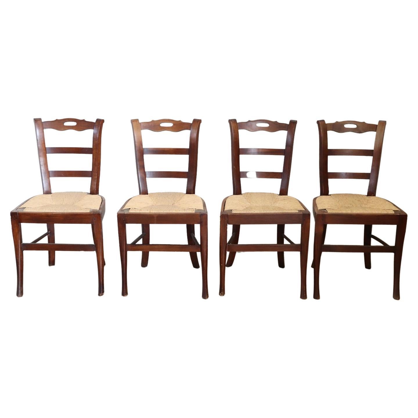 Satz von vier antiken Stühlen aus Kirschbaumholz mit Strohsitz aus dem 19. Jahrhundert