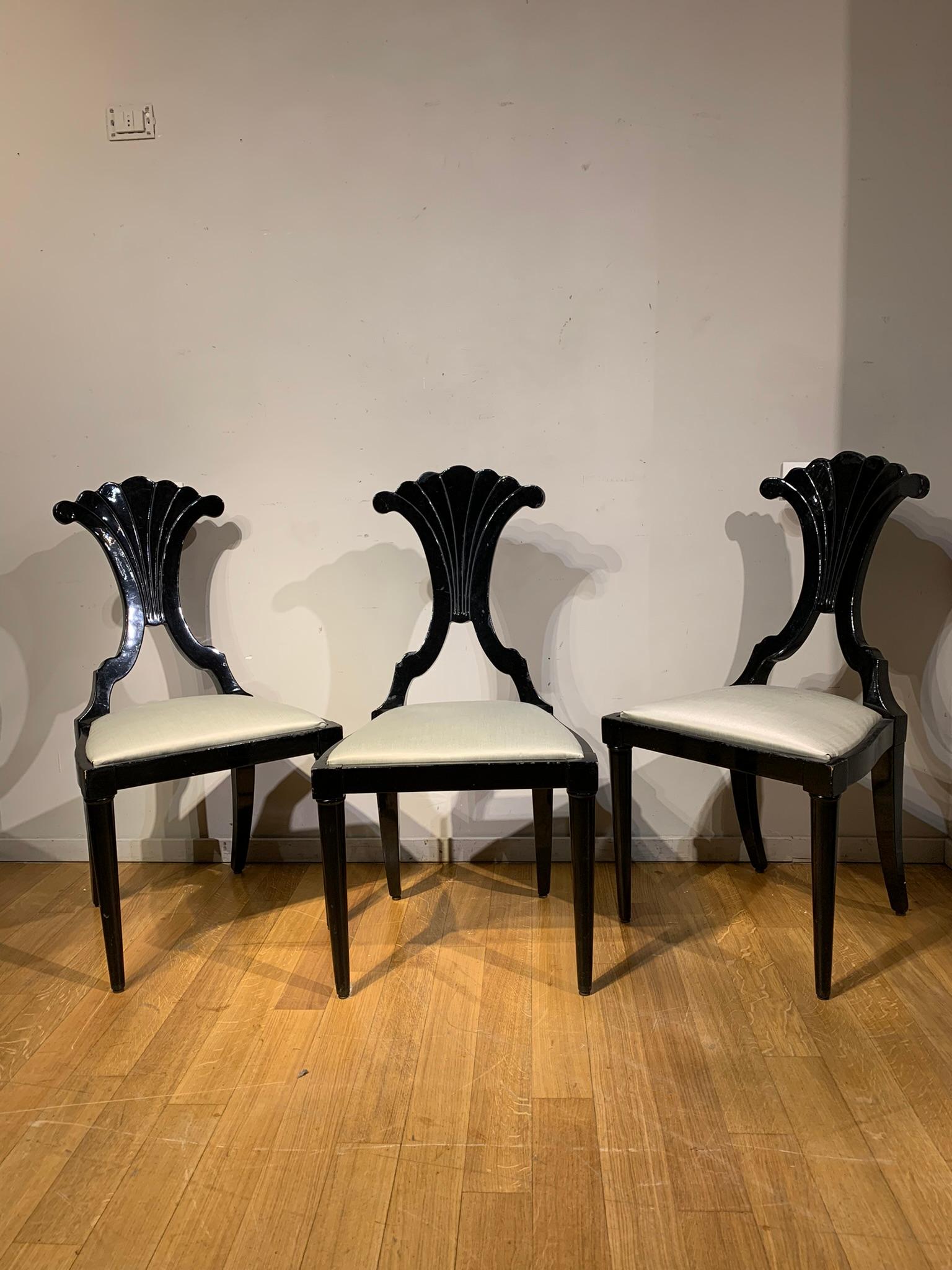 Elegant set consisting of four ebonized wooden chairs, dating back to the mid-19th century, of French manufacture. These chairs feature a chalky underlay, which gives them a sophisticated and distinctive look. The most peculiar feature of these