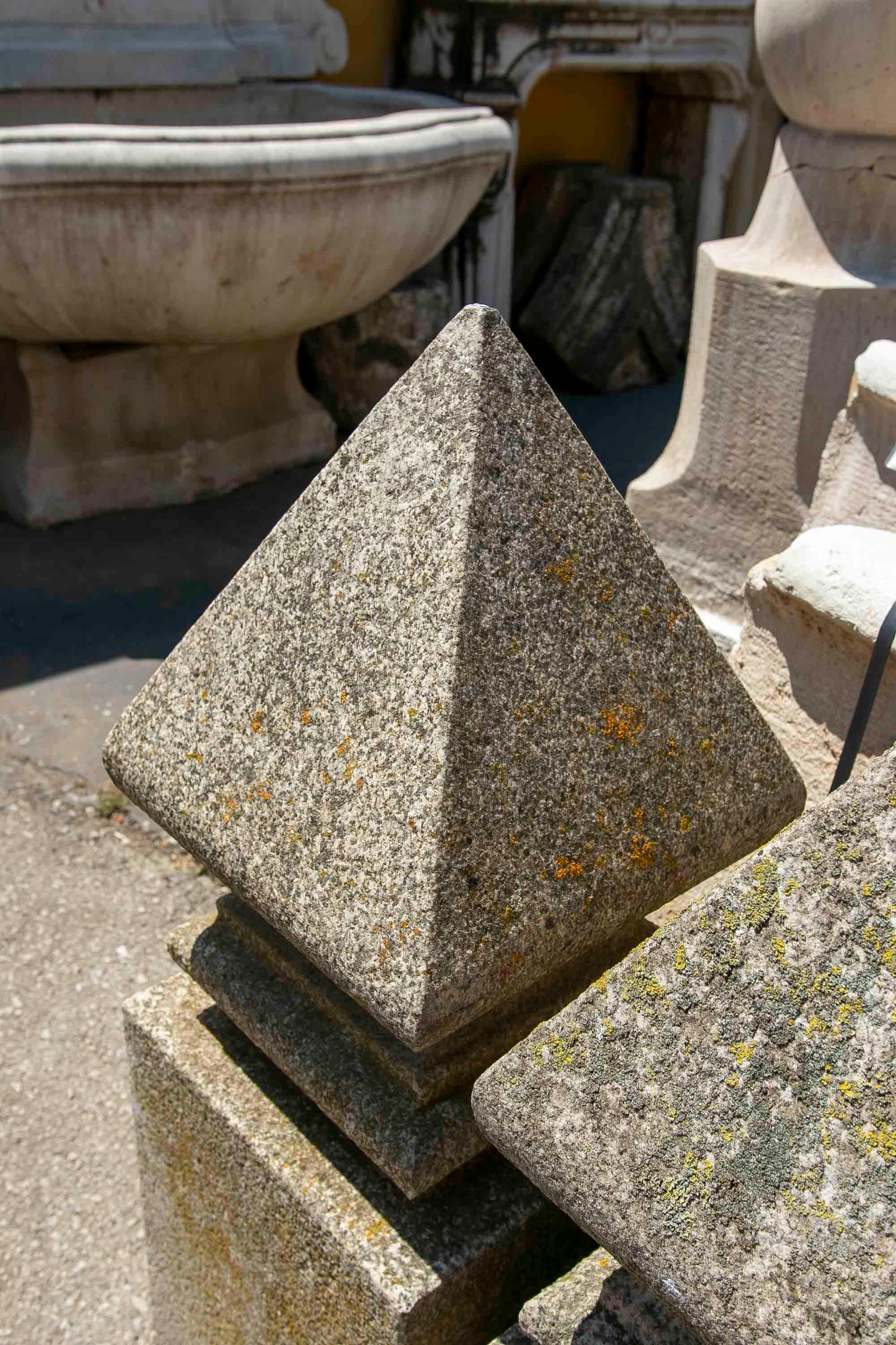 Ensemble de quatre épis de faîtage classiques en granit du 19ème siècle avec base carrée en vente 13