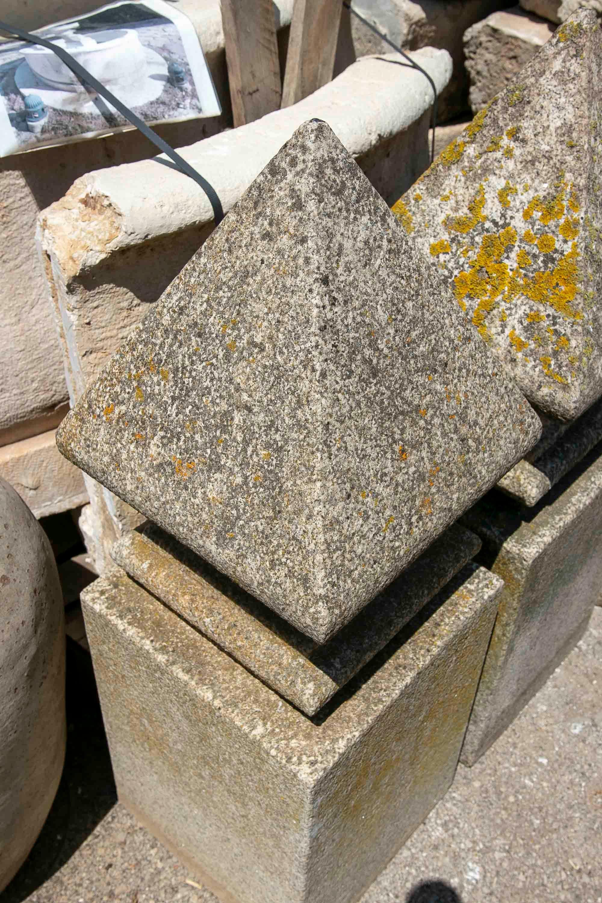 Set aus vier klassischen Granit-Endstücken mit quadratischem Sockel aus dem 19. Jahrhundert (Handgeschnitzt) im Angebot