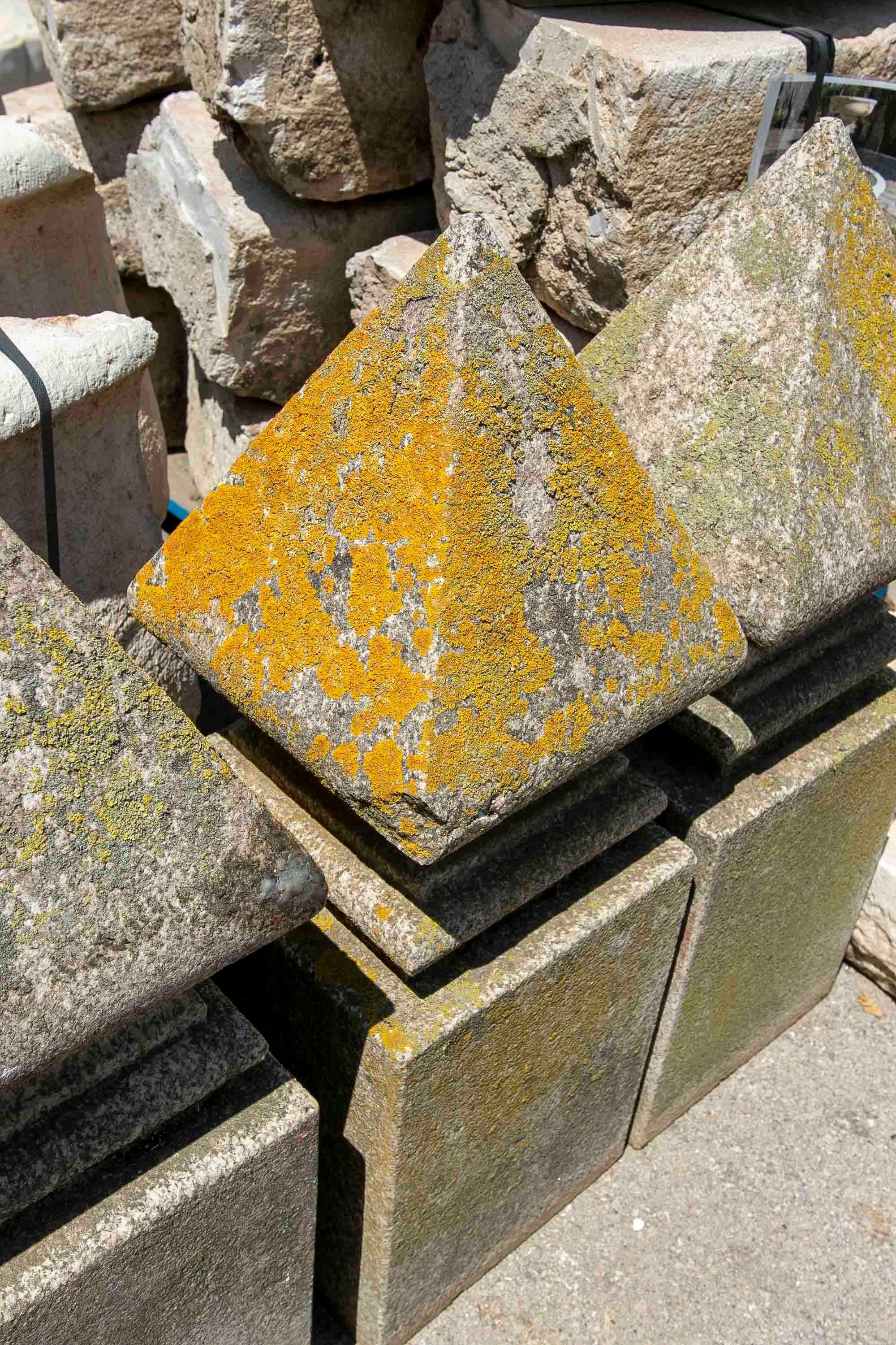 Set aus vier klassischen Granit-Endstücken mit quadratischem Sockel aus dem 19. Jahrhundert im Angebot 1