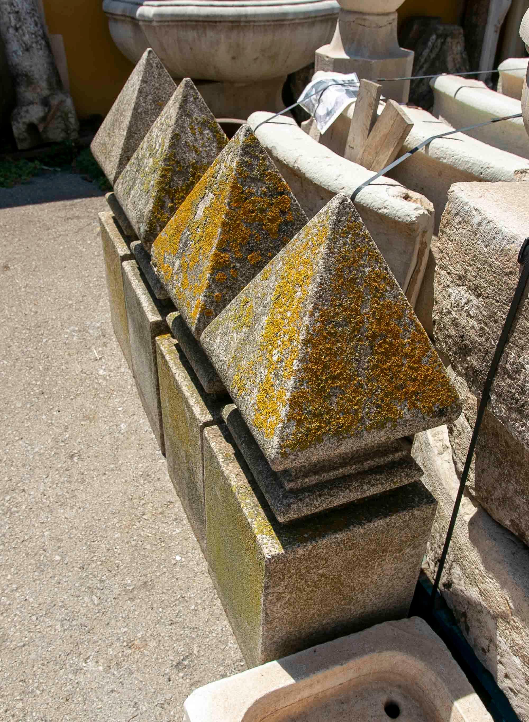 Granit Ensemble de quatre épis de faîtage classiques en granit du 19ème siècle avec base carrée en vente