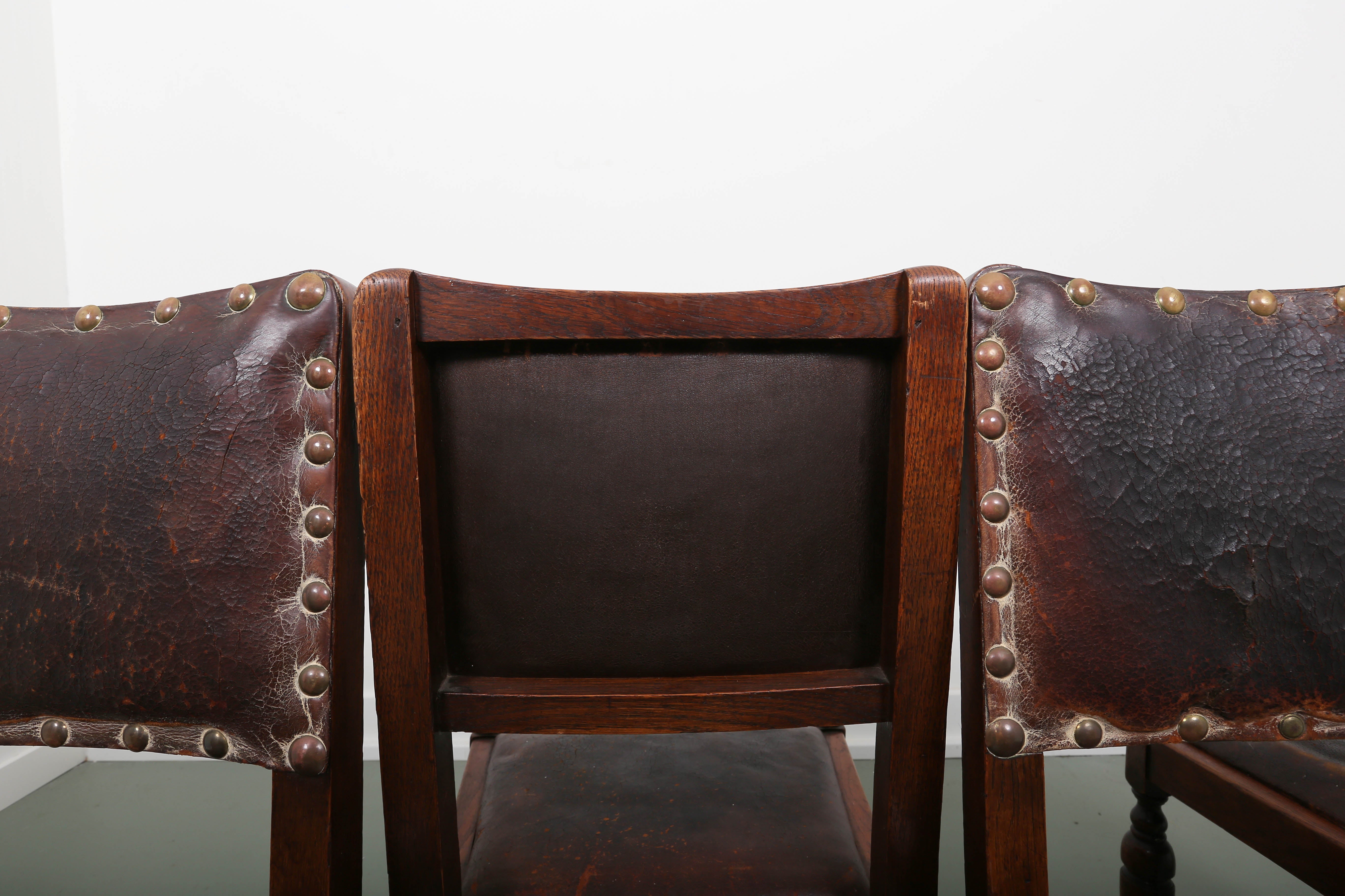 Brass 19th Century Set of Four English Oakwood Dining Chairs with Leather For Sale