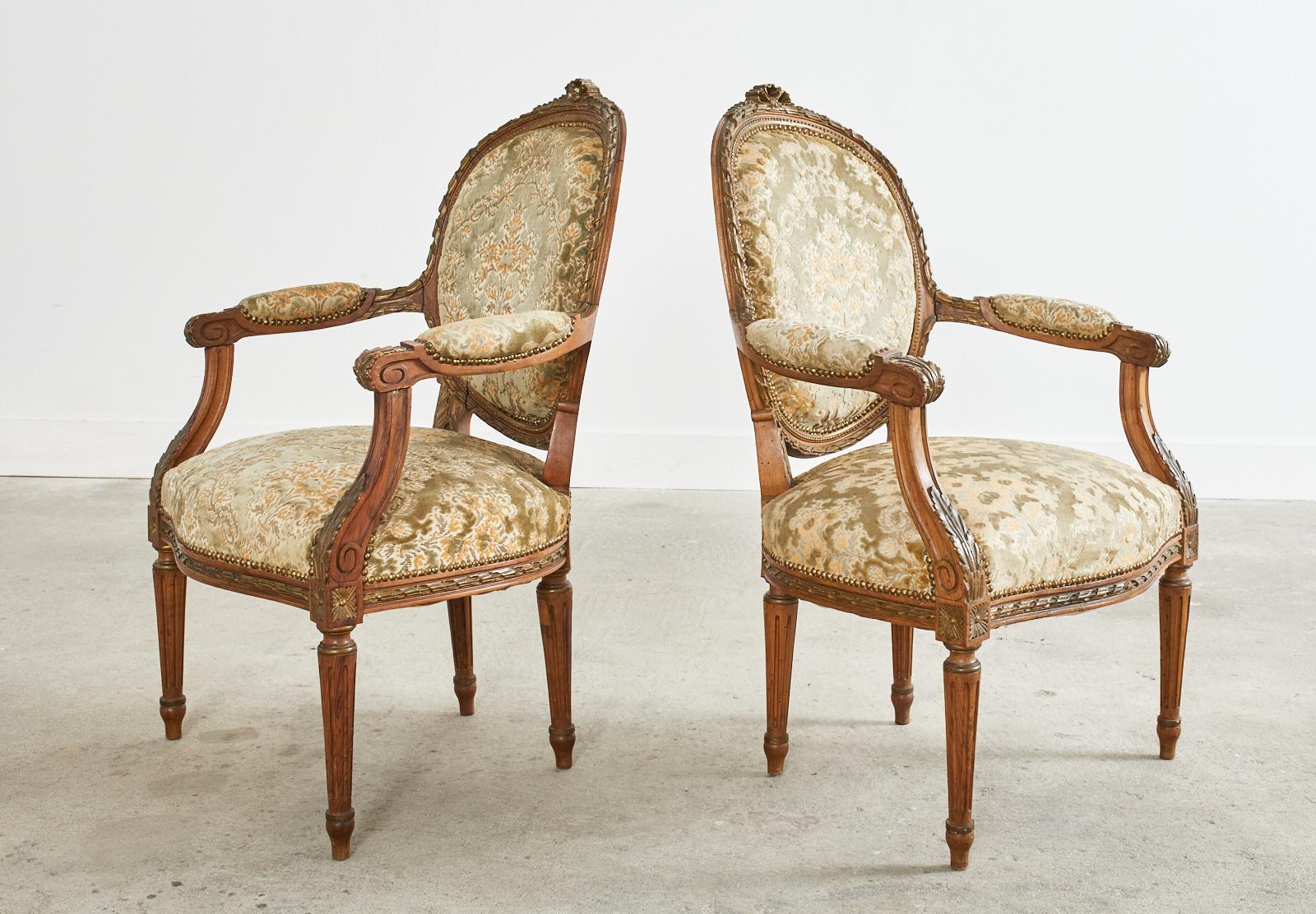 Satz von vier französischen Esszimmerstühlen im Louis-XVI-Stil des 19. Jahrhunderts (Handgefertigt) im Angebot