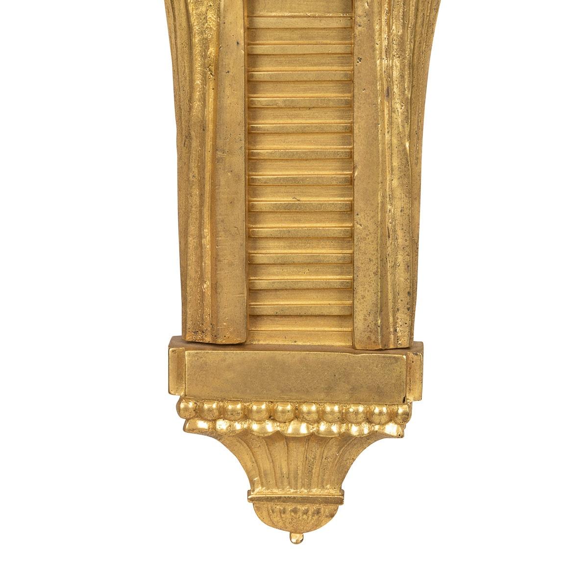 Antike 19. Jahrhundert Französisch feine Satz von vier Ormolu Bronze d'appliques Wandleuchten. Die Oberseiten jeder Leuchte sind mit einer Urne mit zwei Henkeln geschmückt, deren Griffe mit Lorbeerblättern und girlandenförmigen Rändern verziert