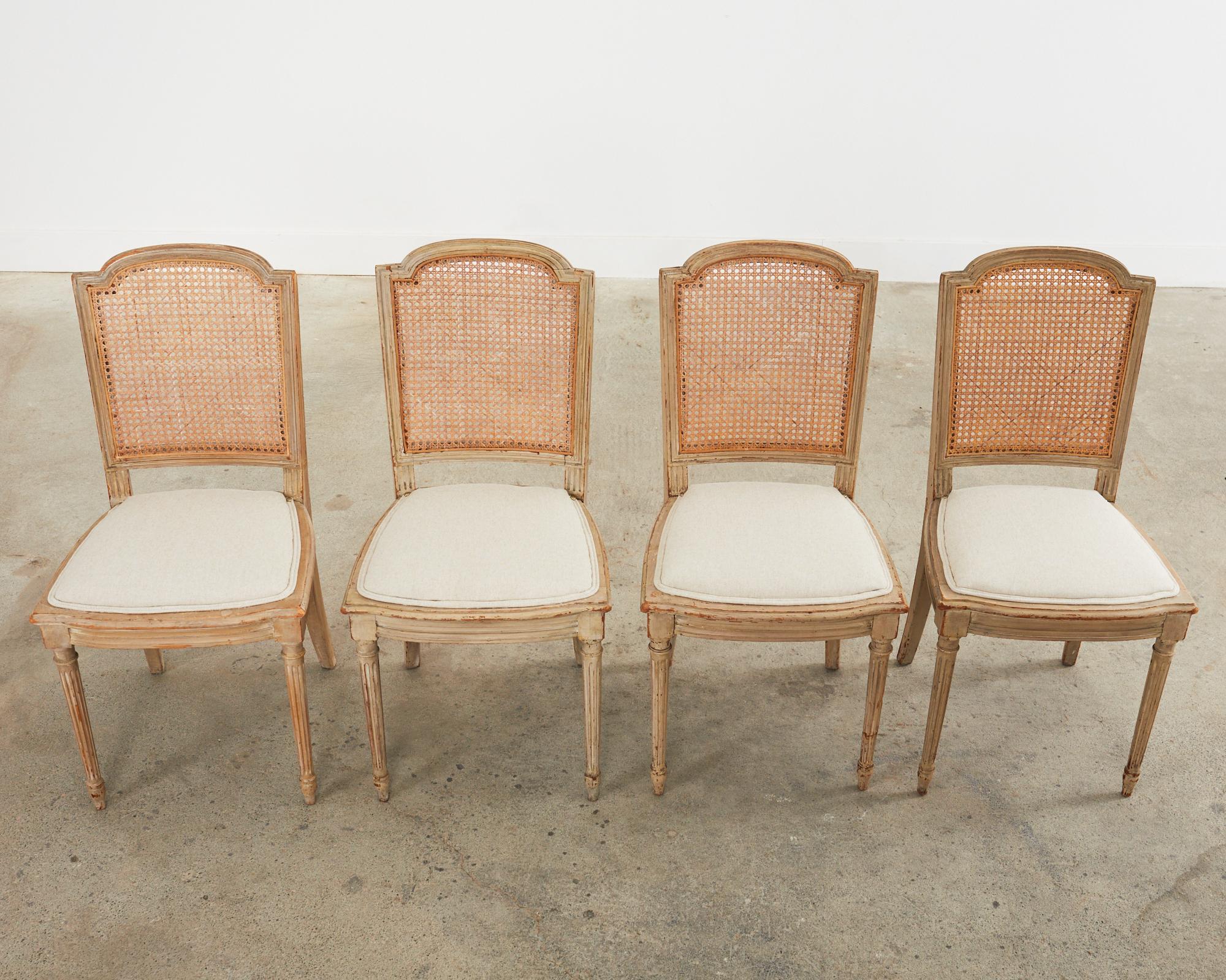Gustavien Ensemble de quatre chaises de salle à manger suédoises à cannage du 19e siècle  en vente