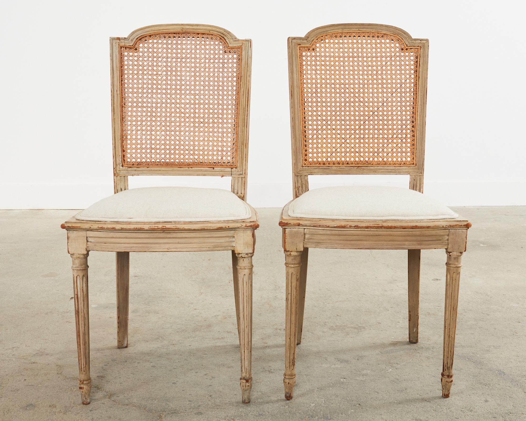 Peint Ensemble de quatre chaises de salle à manger suédoises à cannage du 19e siècle  en vente