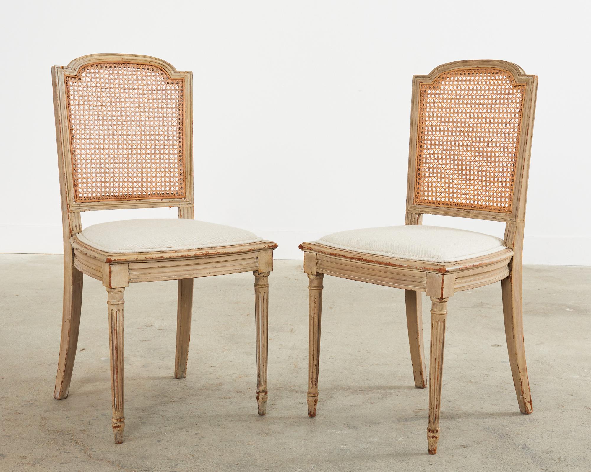XIXe siècle Ensemble de quatre chaises de salle à manger suédoises à cannage du 19e siècle  en vente