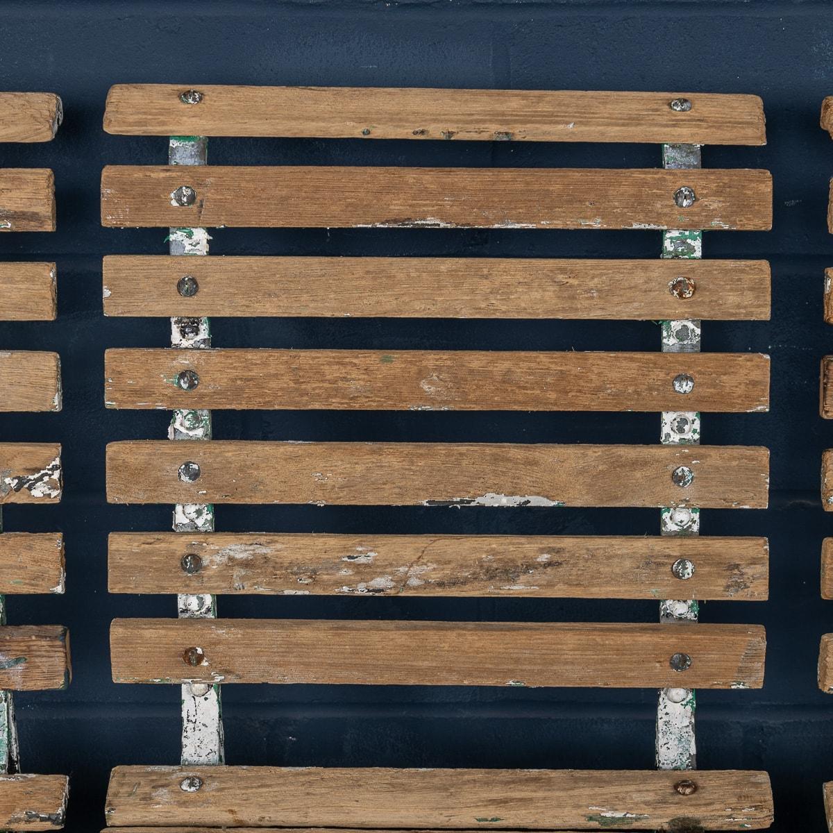 Set di quattro sedie da giardino vittoriane in ferro battuto e legno del 19° secolo, C.C. in vendita 3