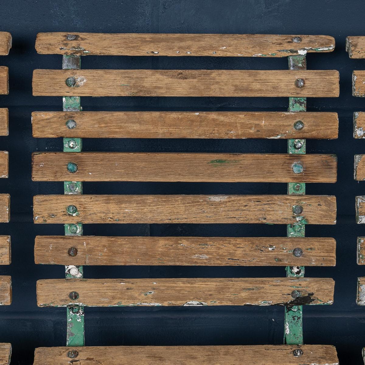 Set di quattro sedie da giardino vittoriane in ferro battuto e legno del 19° secolo, C.C. in vendita 5