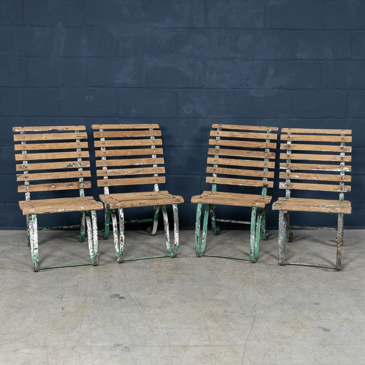 Altro Set di quattro sedie da giardino vittoriane in ferro battuto e legno del 19° secolo, C.C. in vendita