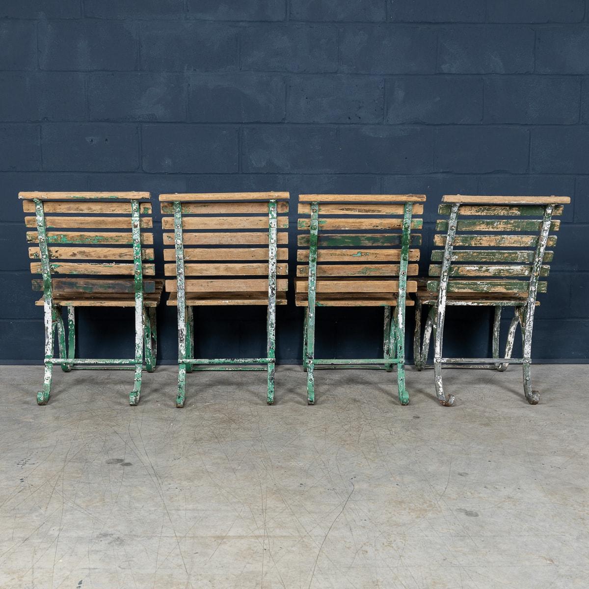 XIX secolo Set di quattro sedie da giardino vittoriane in ferro battuto e legno del 19° secolo, C.C. in vendita