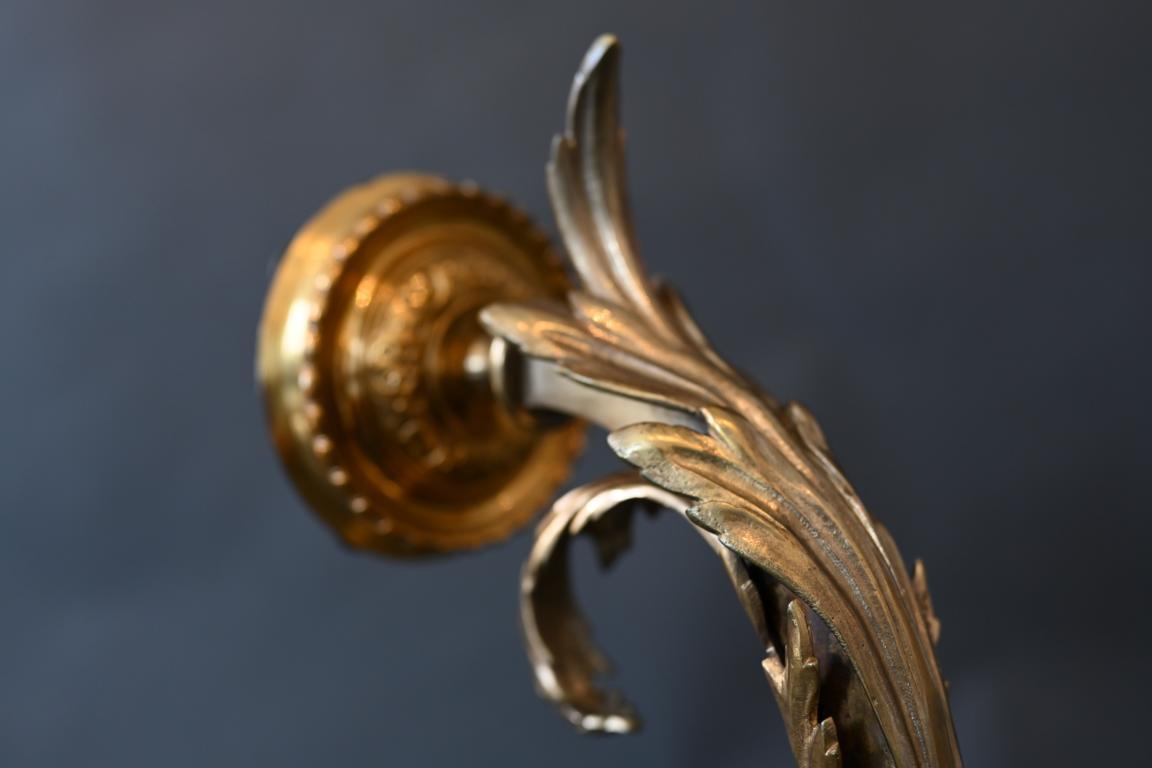 Vous pouvez voir un ensemble de quatre appliques identiques en bronze de qualité supérieure, magnifiquement réalisées.
Les chandeliers sont électrifiés et étaient à l'origine destinés aux bougies,
Les cylindres en verre ou les parapluies sont