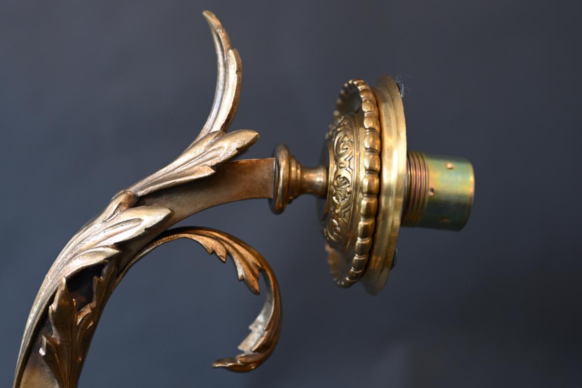 Ensemble de quatre appliques murales du 19ème siècle en bronze électrifié France Bon état - En vente à Epfach, DE