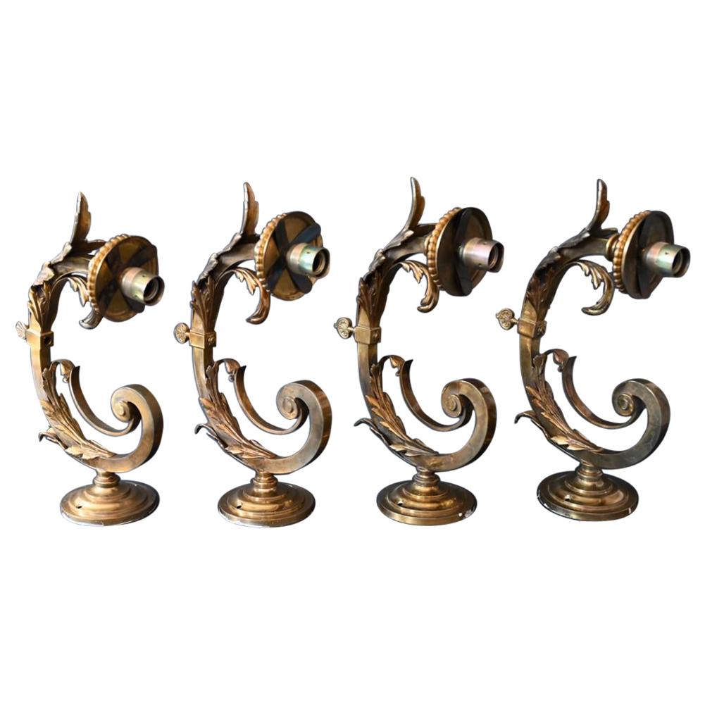 Ensemble de quatre appliques murales du 19ème siècle en bronze électrifié France en vente