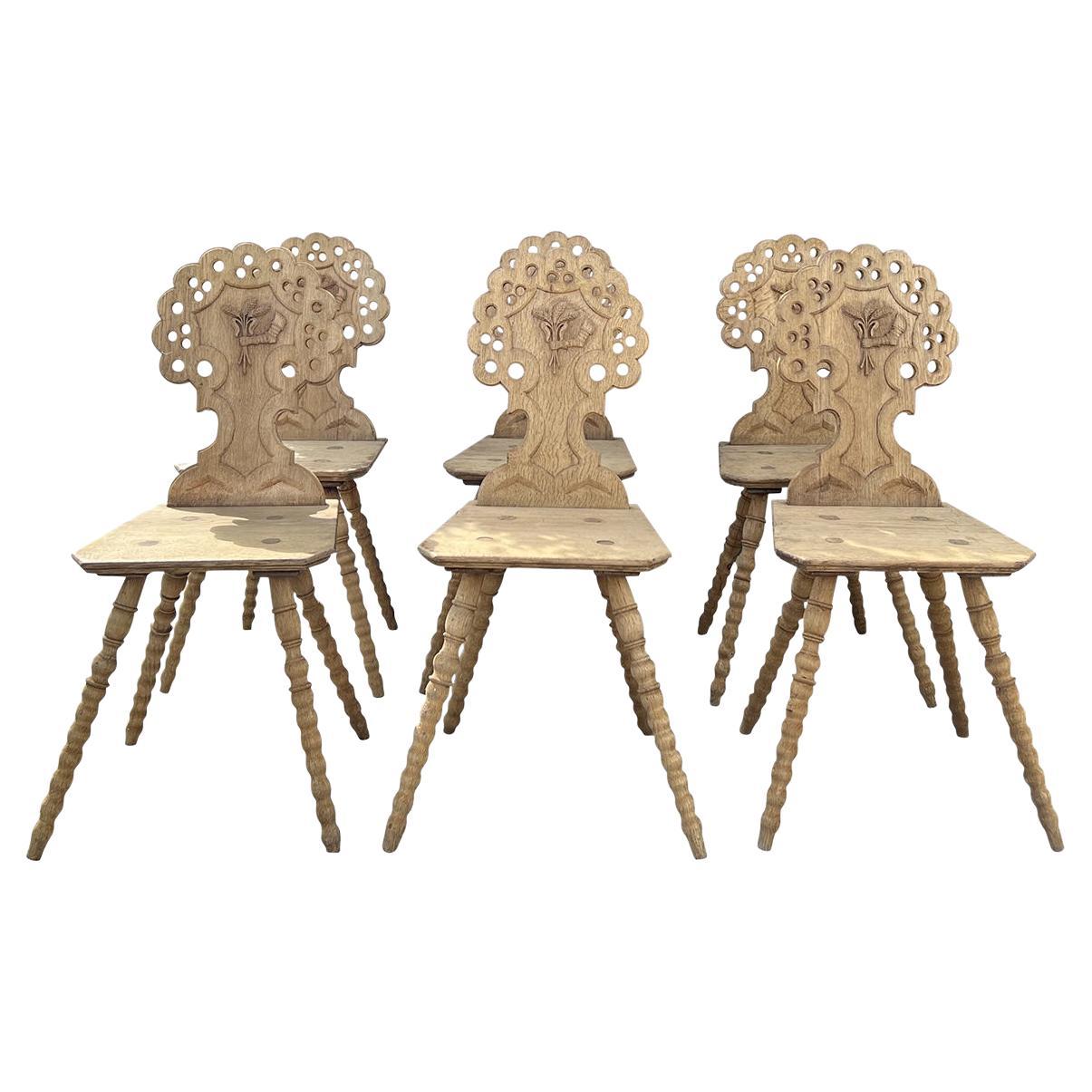 Ensemble de six chaises de salle à manger italiennes en bois de pin du 19ème siècle, chaises d'appoint anciennes