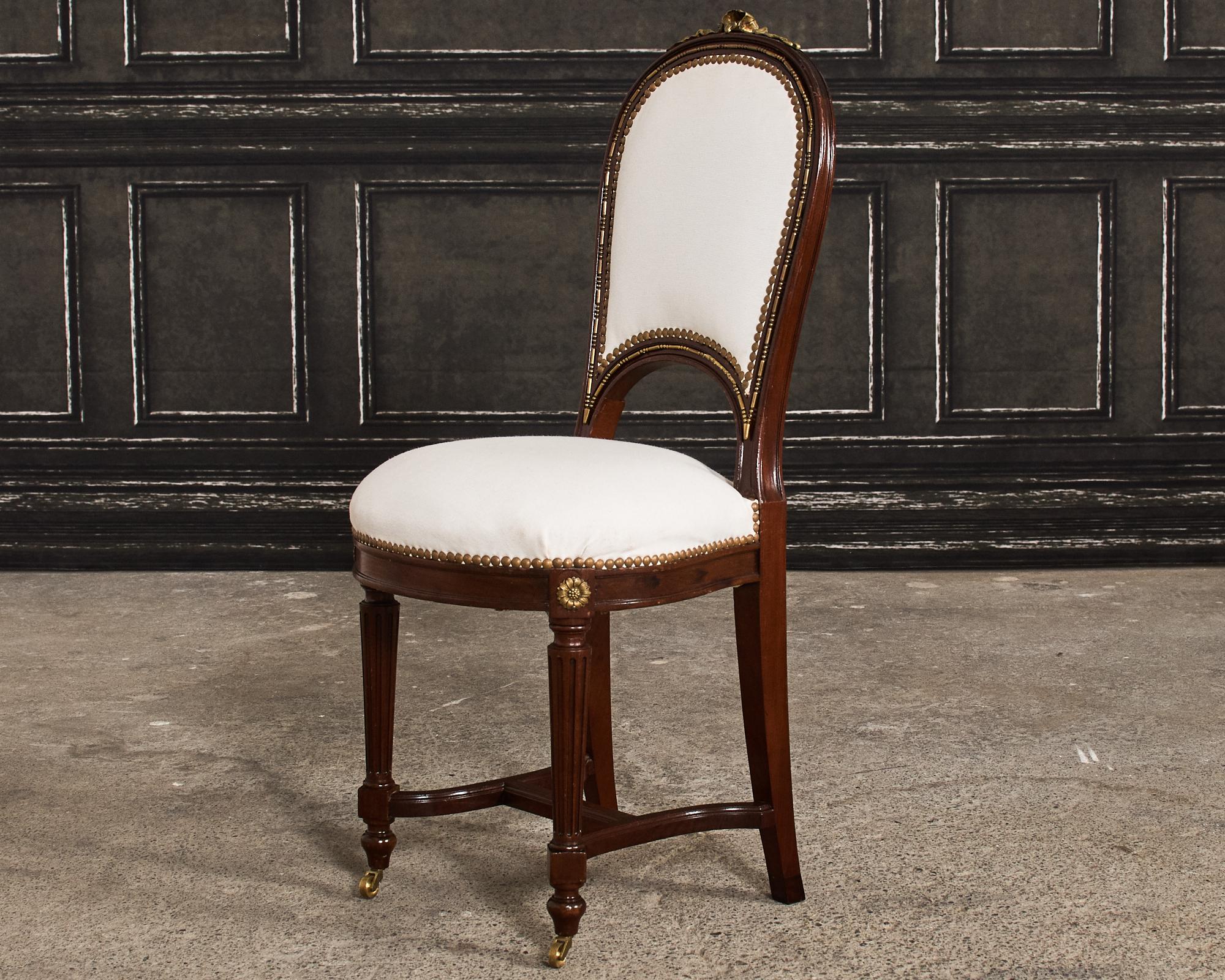 Ensemble de six chaises de salle à manger en acajou de style Directoire du 19e siècle  en vente 4