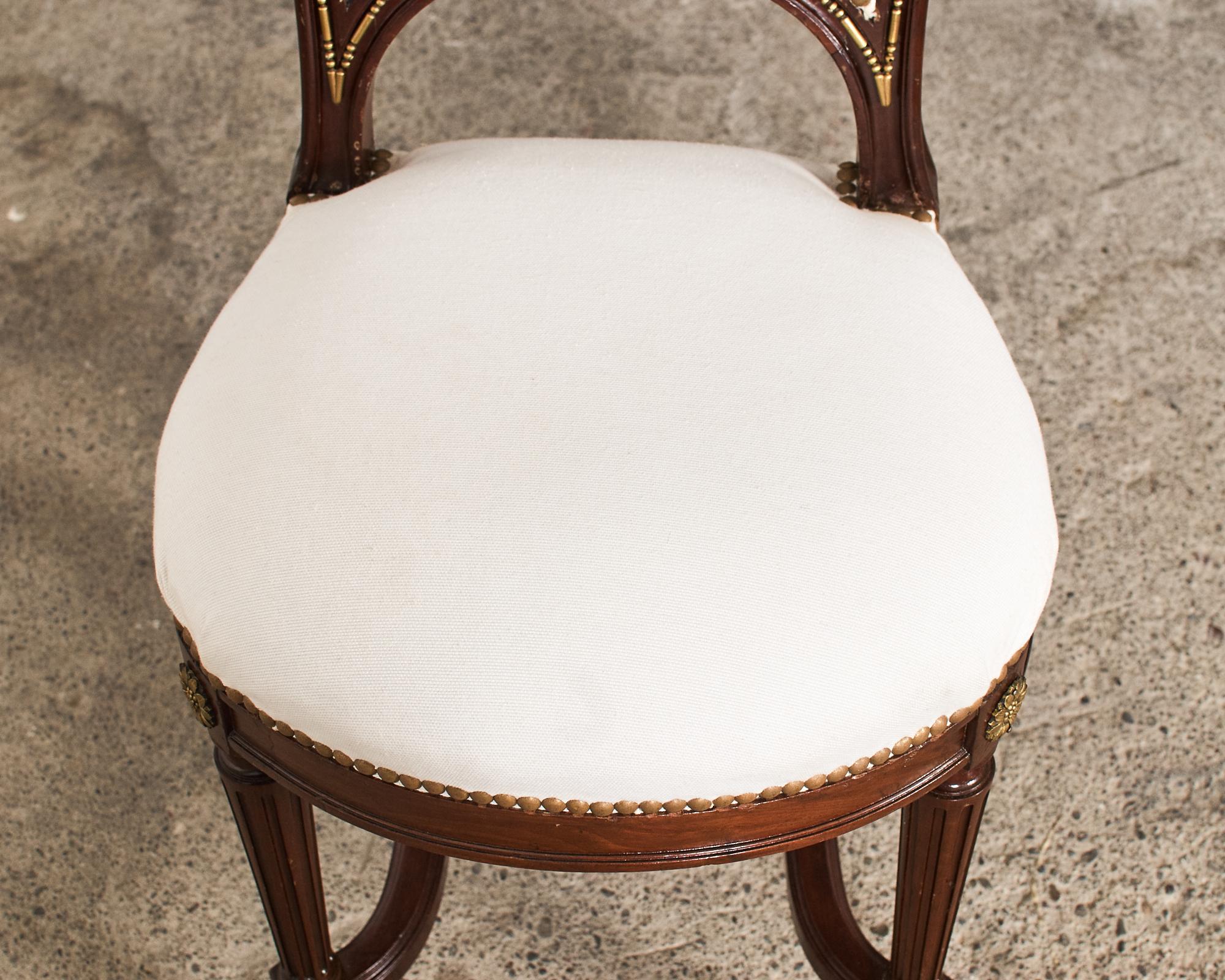 Ensemble de six chaises de salle à manger en acajou de style Directoire du 19e siècle  en vente 7