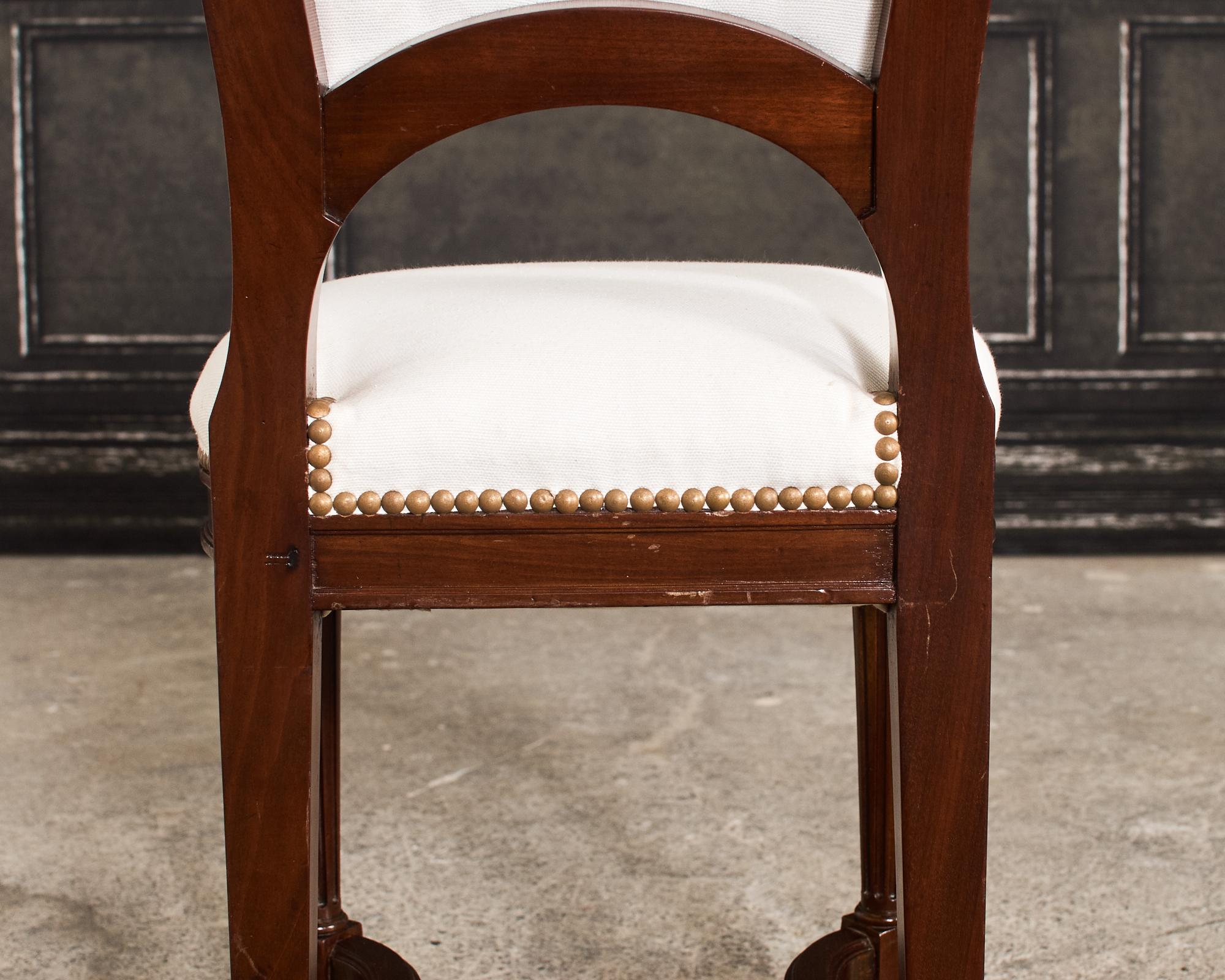 Ensemble de six chaises de salle à manger en acajou de style Directoire du 19e siècle  en vente 11