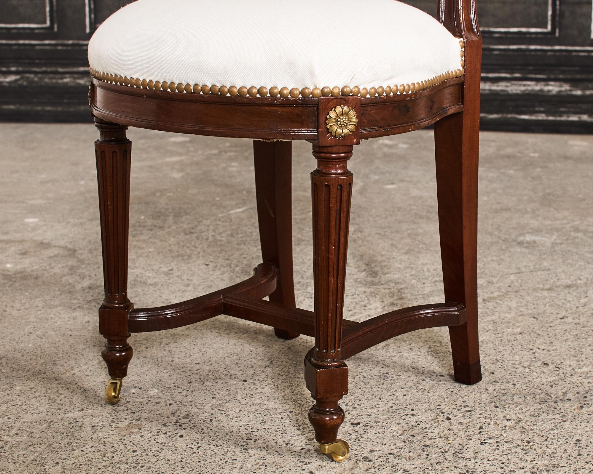 Ensemble de six chaises de salle à manger en acajou de style Directoire du 19e siècle  en vente 12
