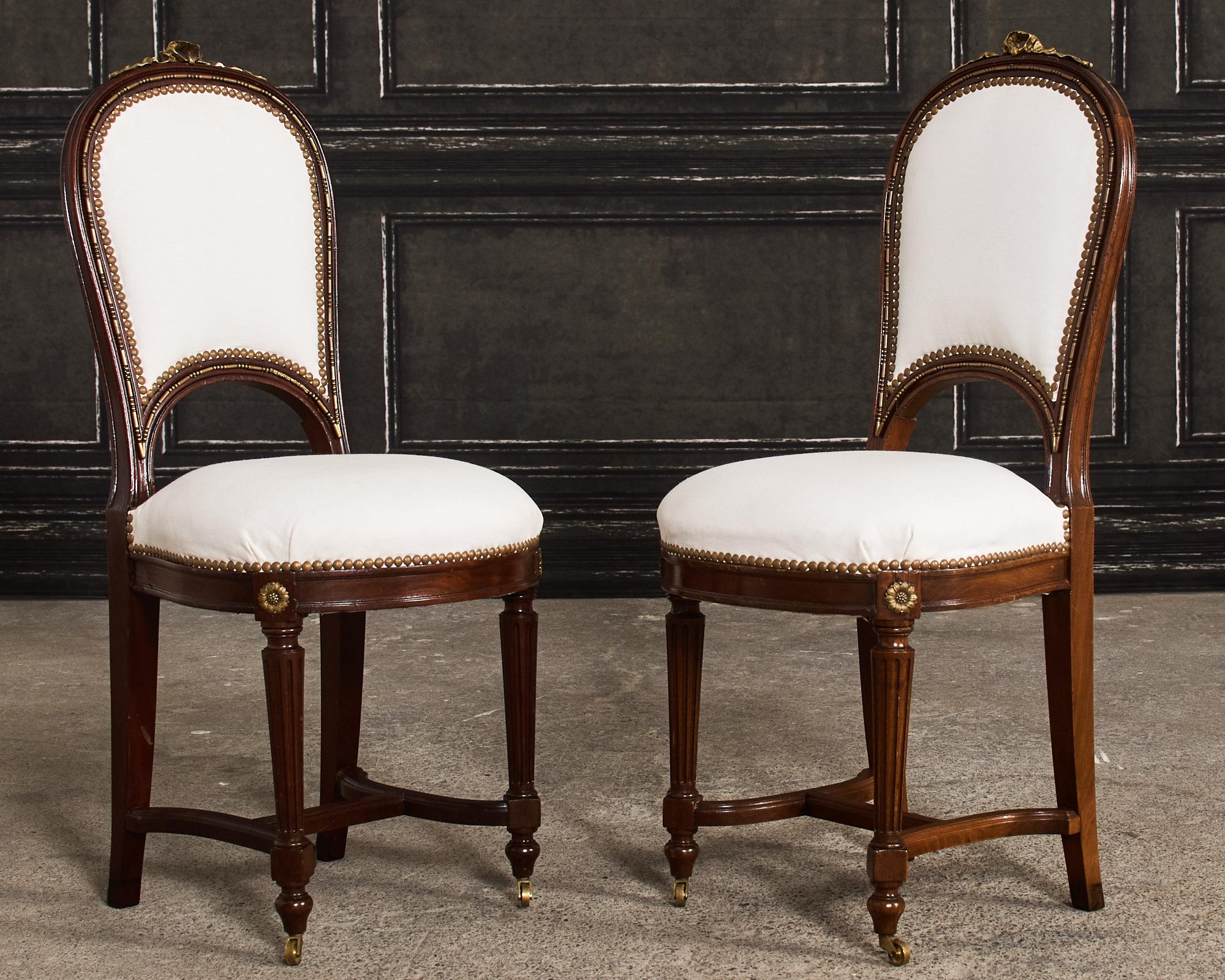Laiton Ensemble de six chaises de salle à manger en acajou de style Directoire du 19e siècle  en vente