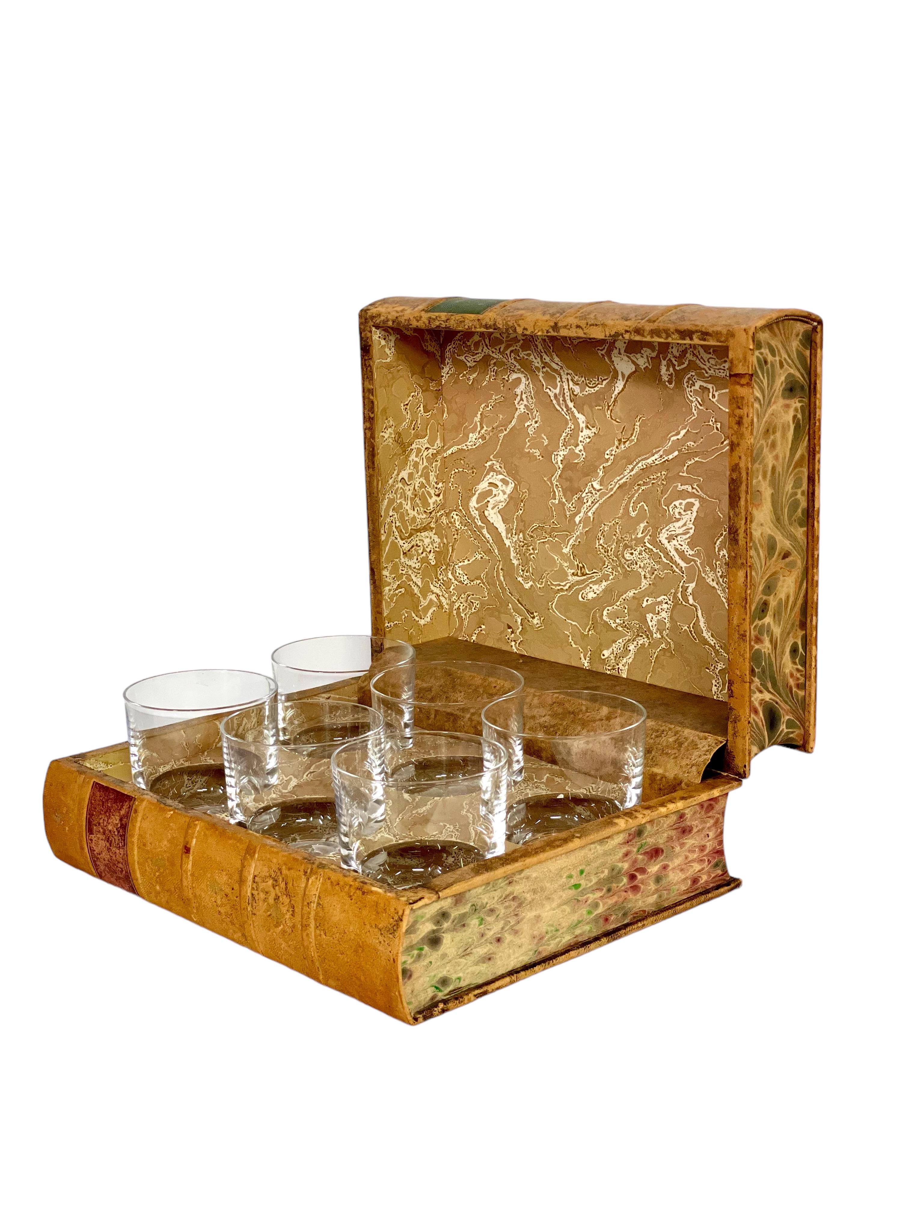 French Faux Book Leather Tantalus and 6 Engraved Crystal Glasses In Good Condition For Sale In LA CIOTAT, FR