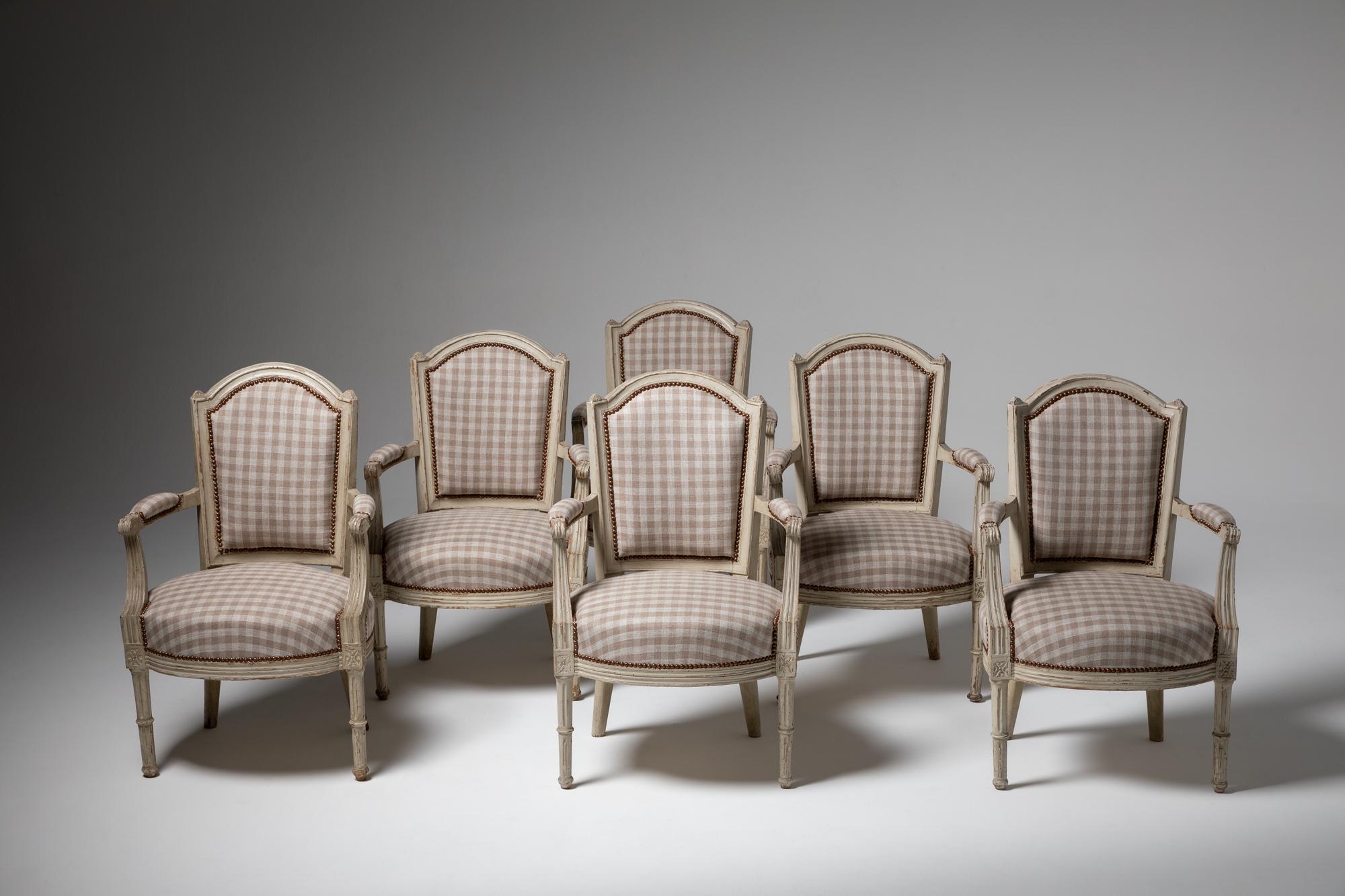 Un notevole set di sei poltrone in stile Luigi XVI, realizzate in Francia nel XIX secolo. Questi fauteuil hanno un design classico ed elegante, che mette in mostra l'estetica raffinata del periodo Luigi XVI. Le sedie sono rivestite con l'iconico